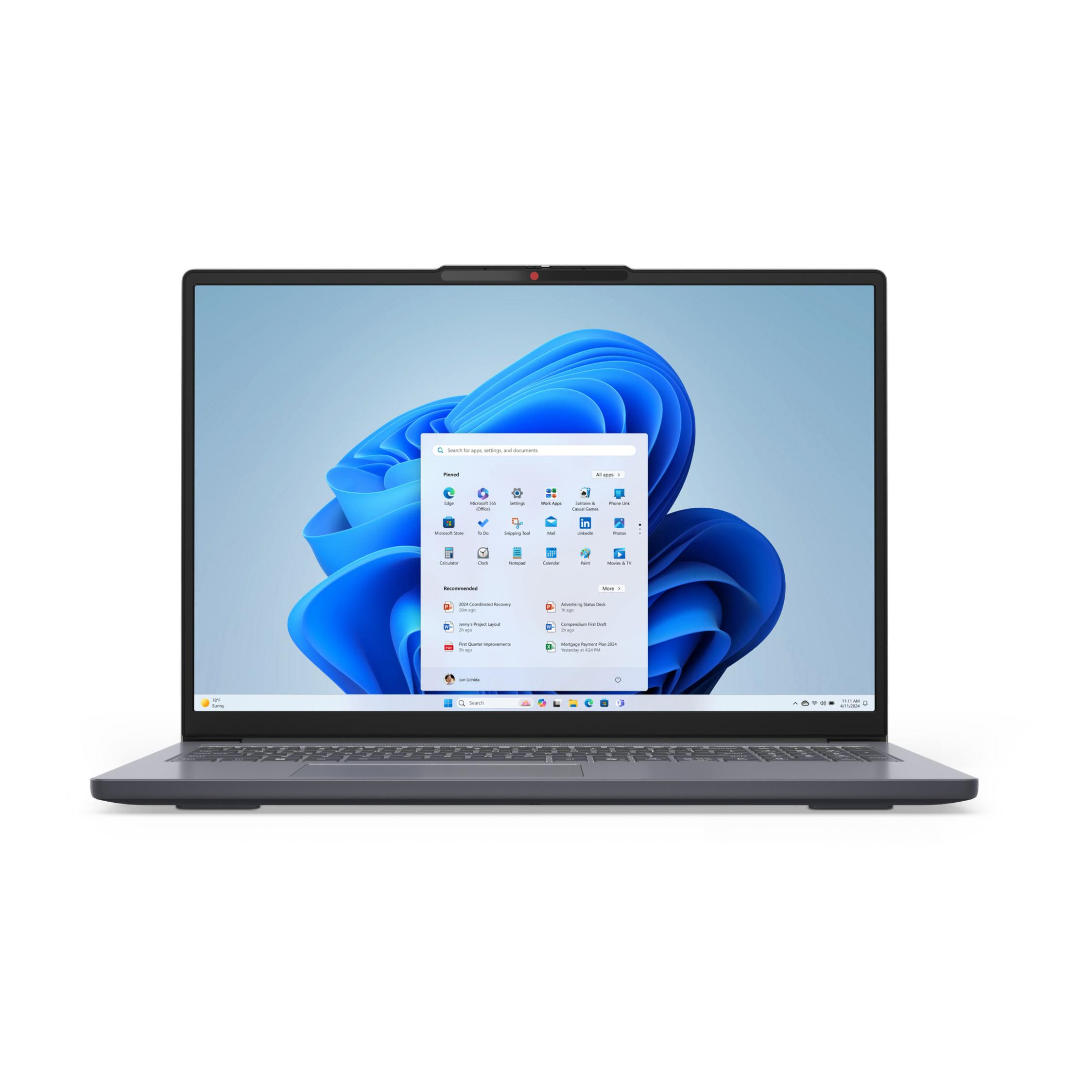 Laptop auf weißem Hintergrund. Der Bildschirm zeigt die Windows 11-Oberfläche mit App-Symbolen. Eine Kamera ist über dem Bildschirm.