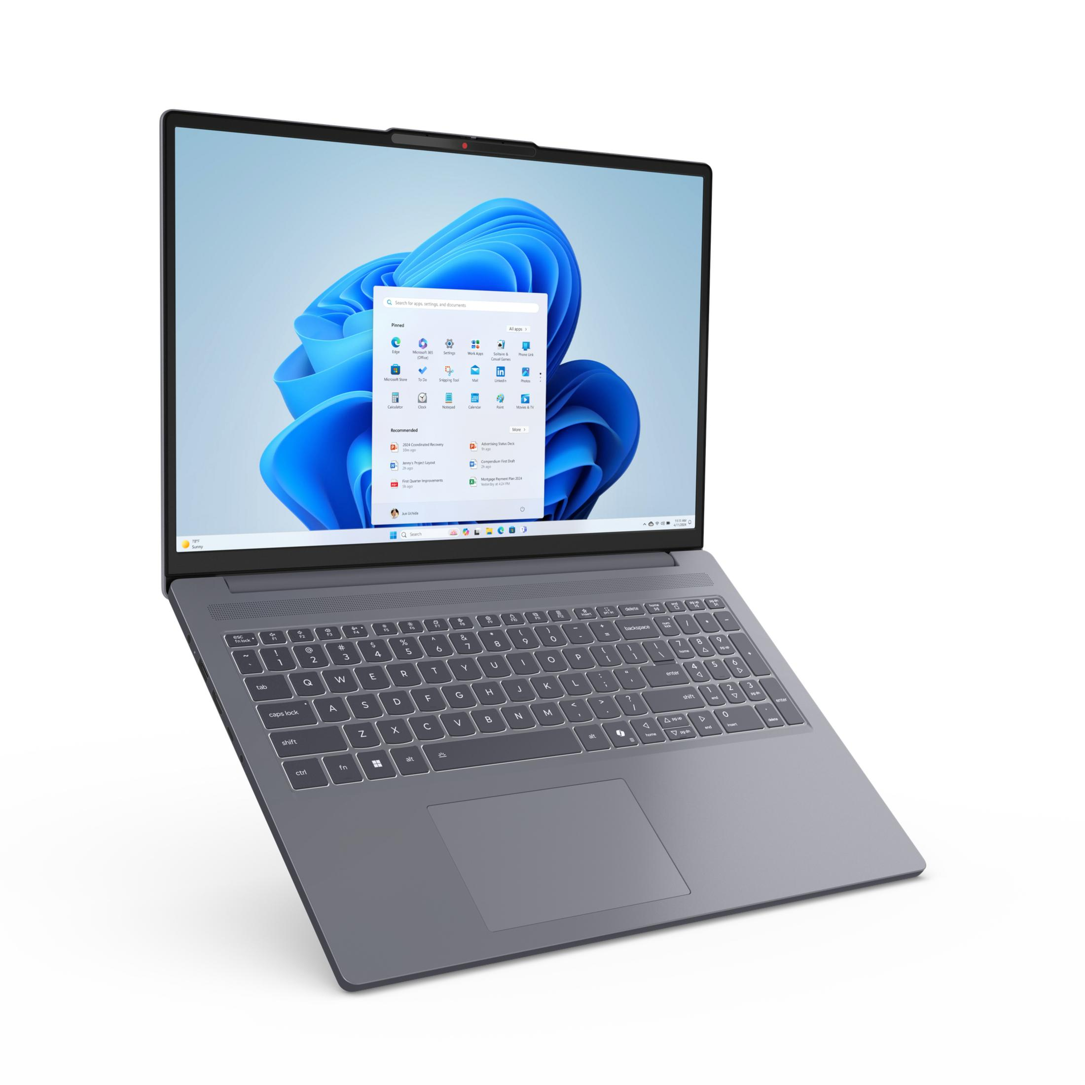 Ein grauer Laptop ist geöffnet und zeigt das Windows 11 Startmenü. Tastatur, Touchpad und Bildschirm sind sichtbar.
