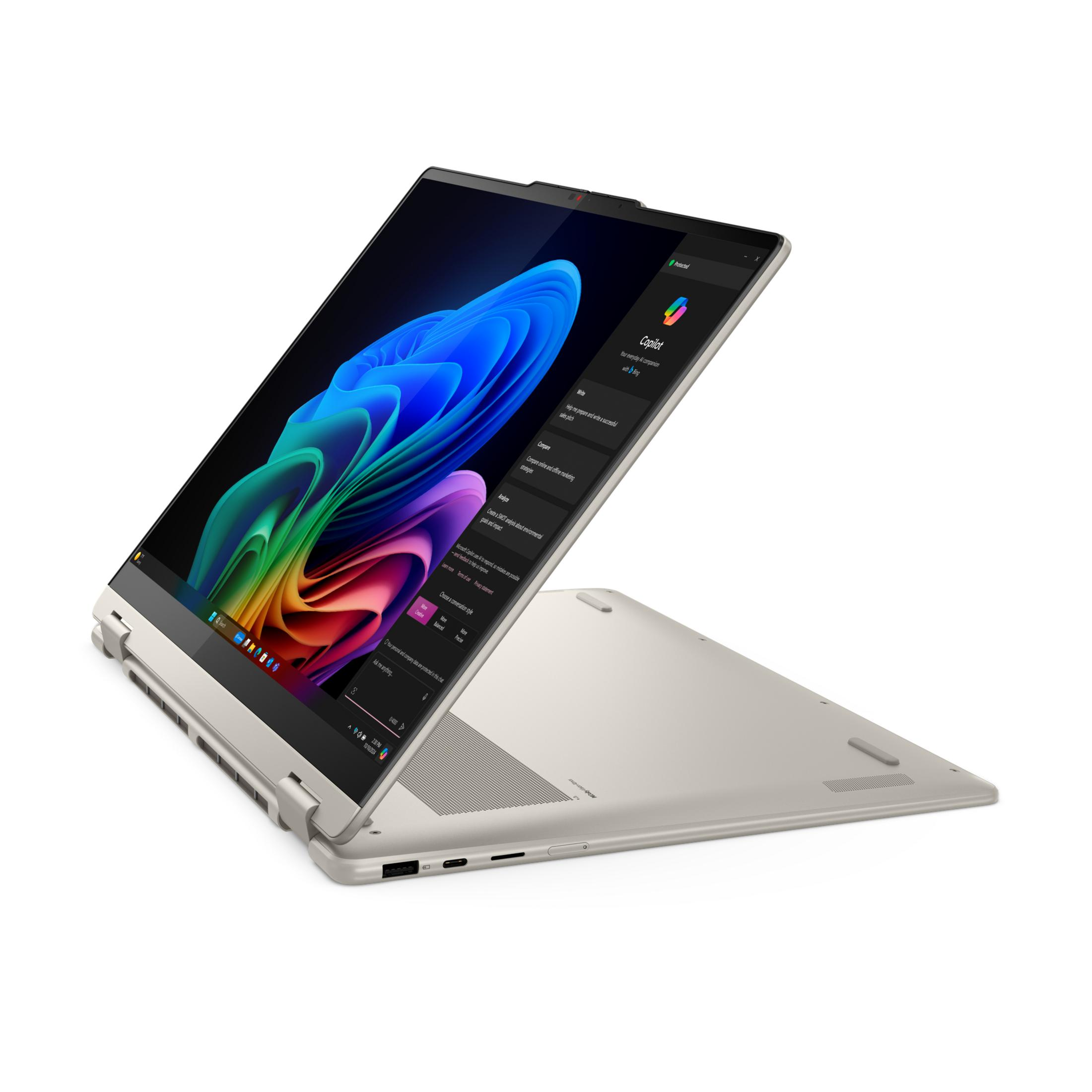 Ein Laptop mit geöffnetem Bildschirm wird angezeigt. Der Bildschirm zeigt ein farbenfrohes abstraktes Bild und eine KI-Assistentenoberfläche.