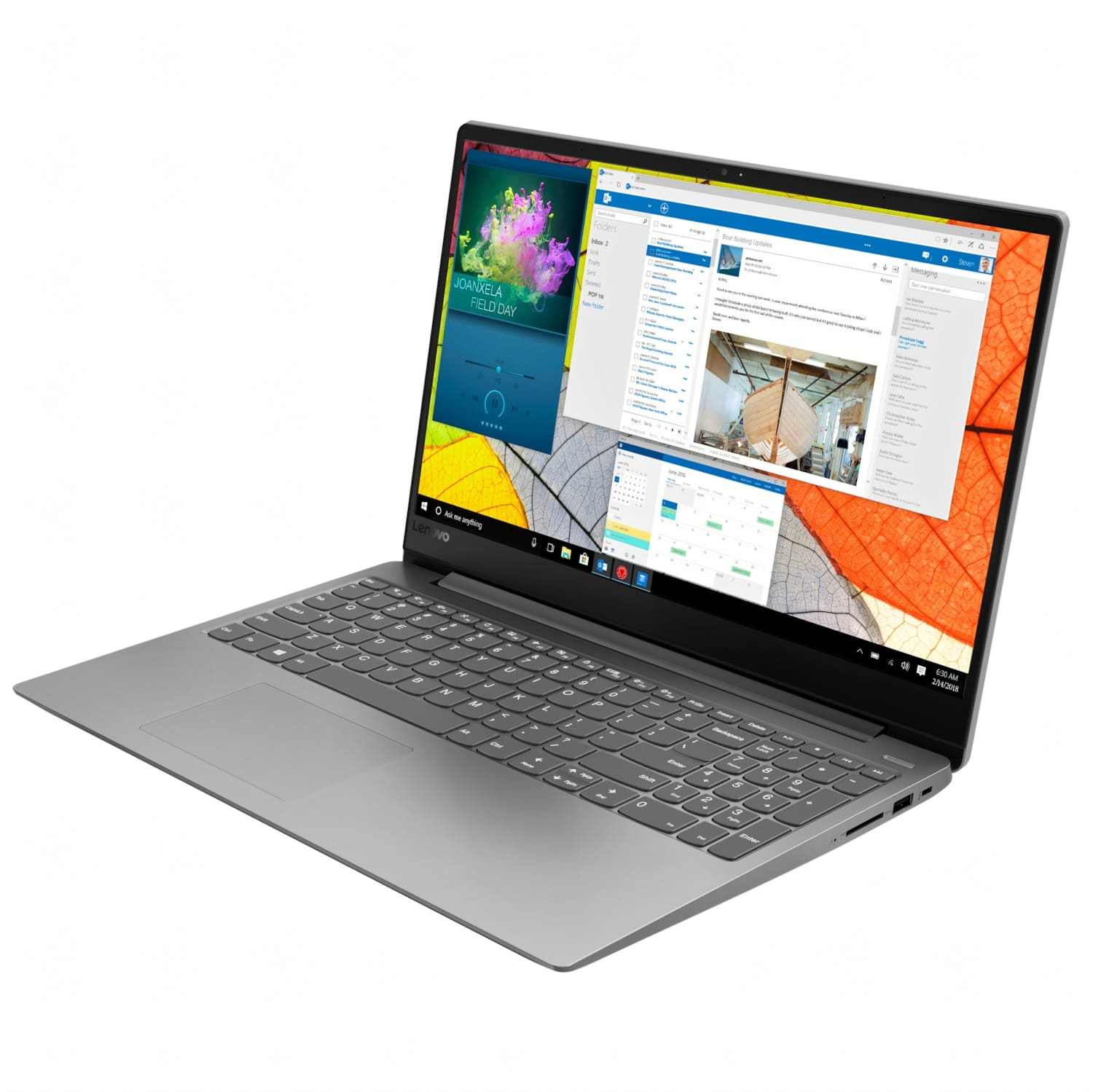 Un portátil Lenovo plateado muestra múltiples ventanas: correo electrónico, calendario y aplicación de música. El fondo muestra texturas de hojas.
