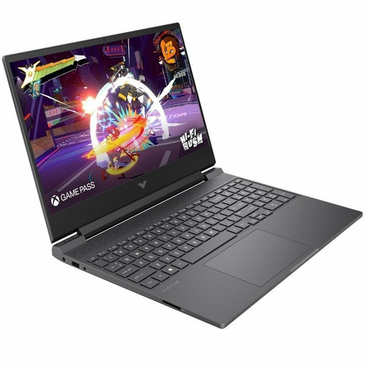 Un portátil muestra una escena de juego. Se ven el teclado y el panel táctil. El logo de Game Pass está a la izquierda. El portátil es negro.