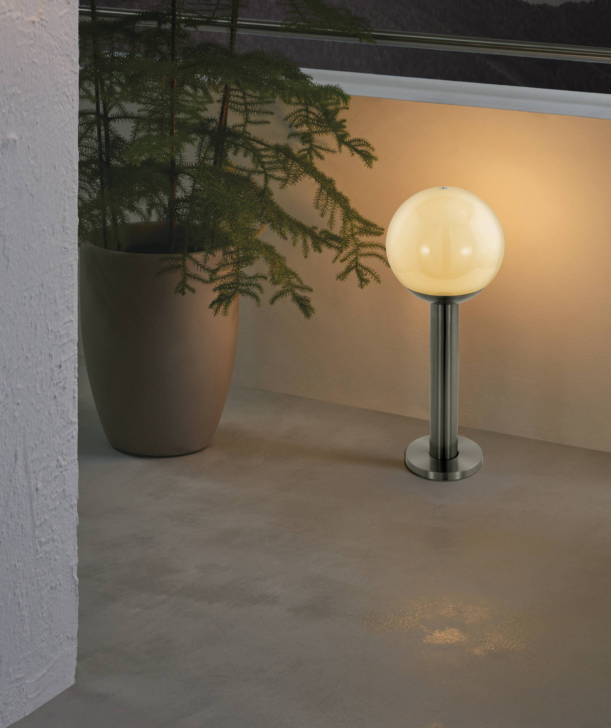 Eine moderne Außenszene zeigt eine Pflanze in einem Topf, eine Lampe mit einer leuchtenden Kugel und eine Betonoberfläche.