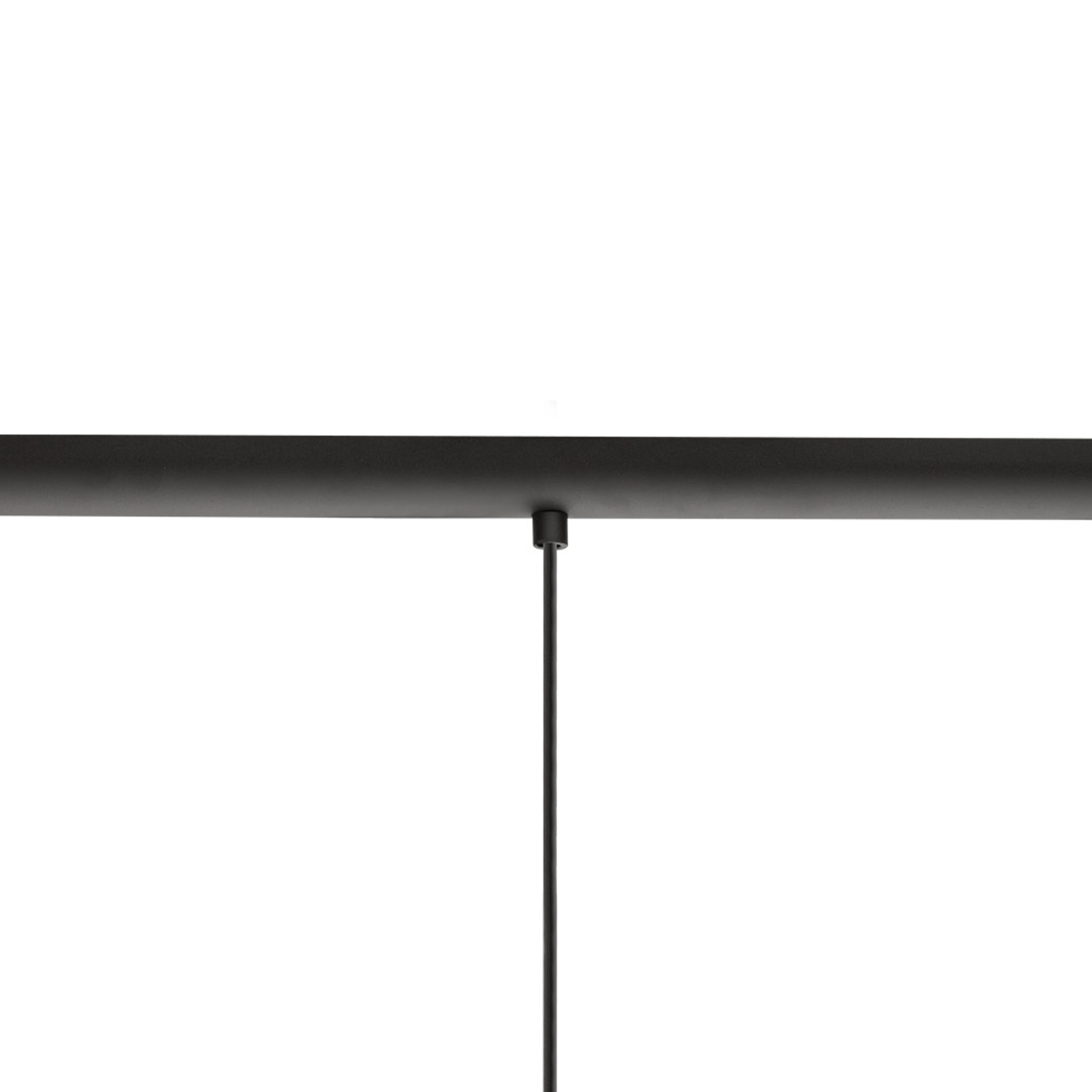 Eine schwarze, lineare Leuchte, die von einem weißen Hintergrund abgehängt ist. Sie hat ein dünnes Kabel.