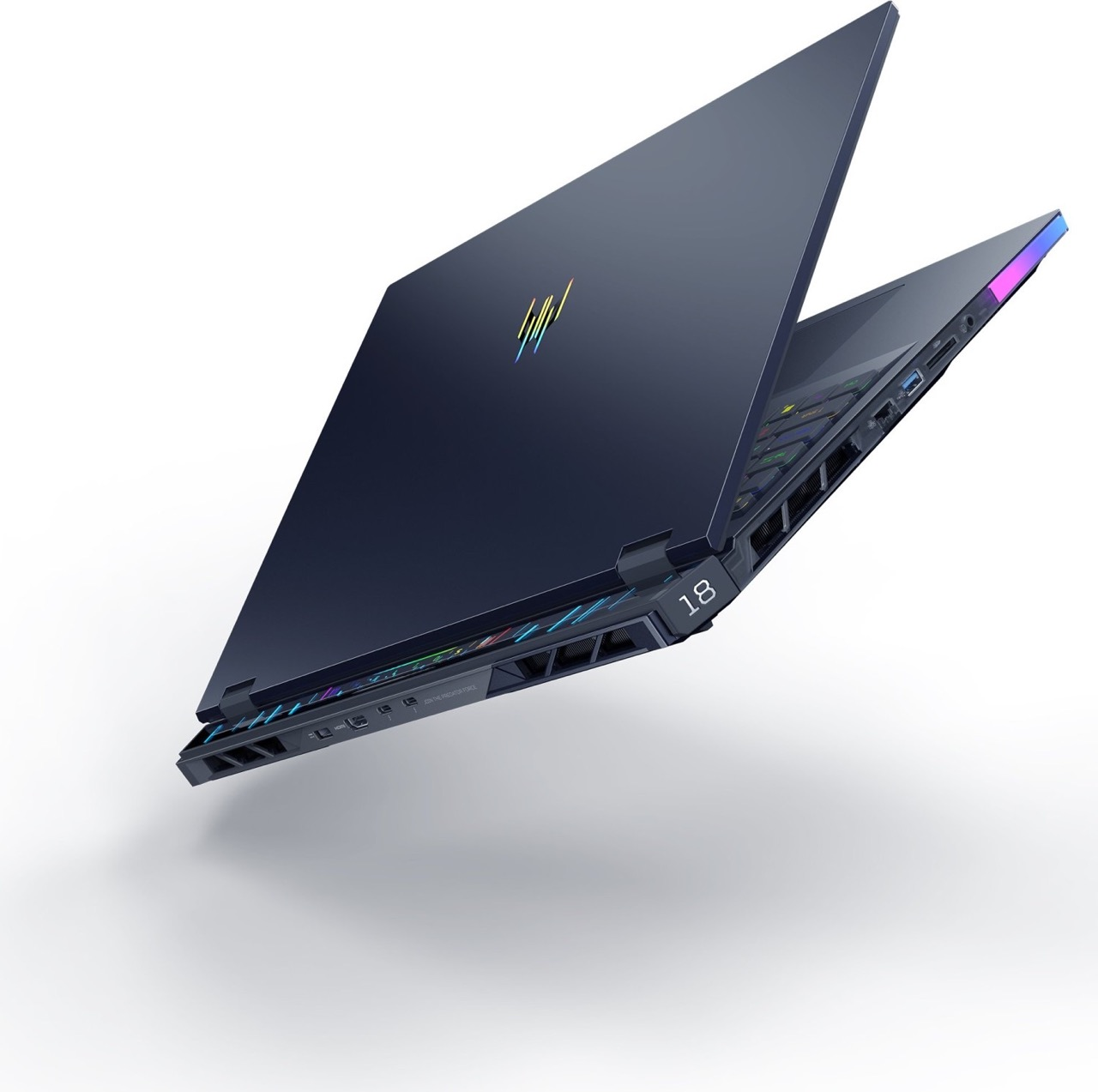 Dunkelblauer Laptop auf weißem Hintergrund. Der Deckel ist geöffnet und zeigt eine Tastatur und eine leuchtende Kante.