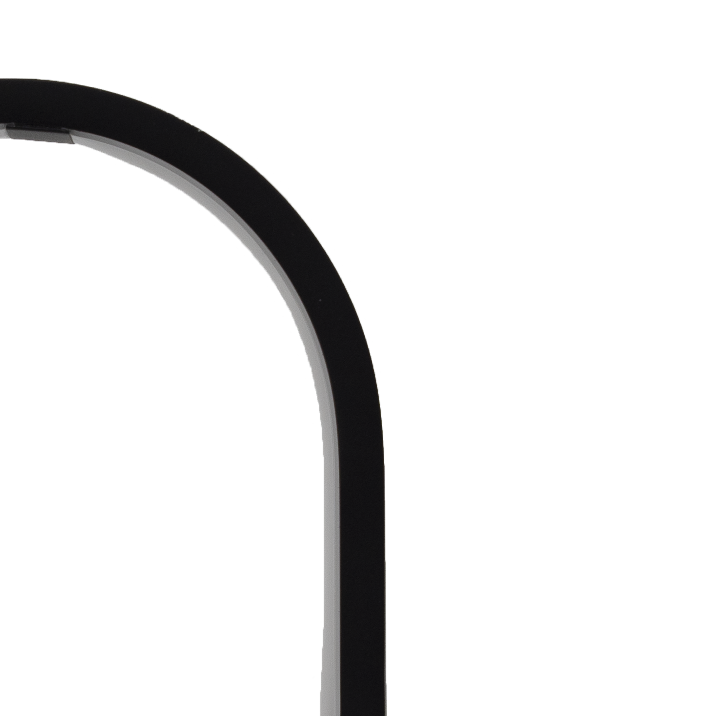 Schwarzes, gebogenes Objekt vor weißem Hintergrund. Die Form deutet auf eine Lampe oder ähnliches Gerät hin.