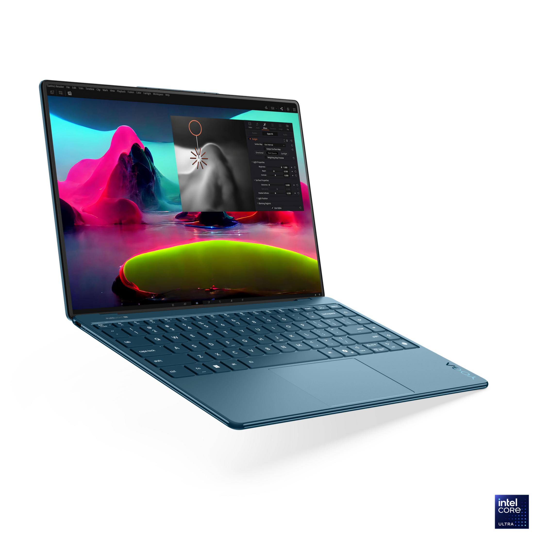 Niebieski laptop wyświetla interfejs DaVinci Resolve. Ekran pokazuje czarno-biały obraz z kolorowymi akcentami. Logo Intel Core Ultra.