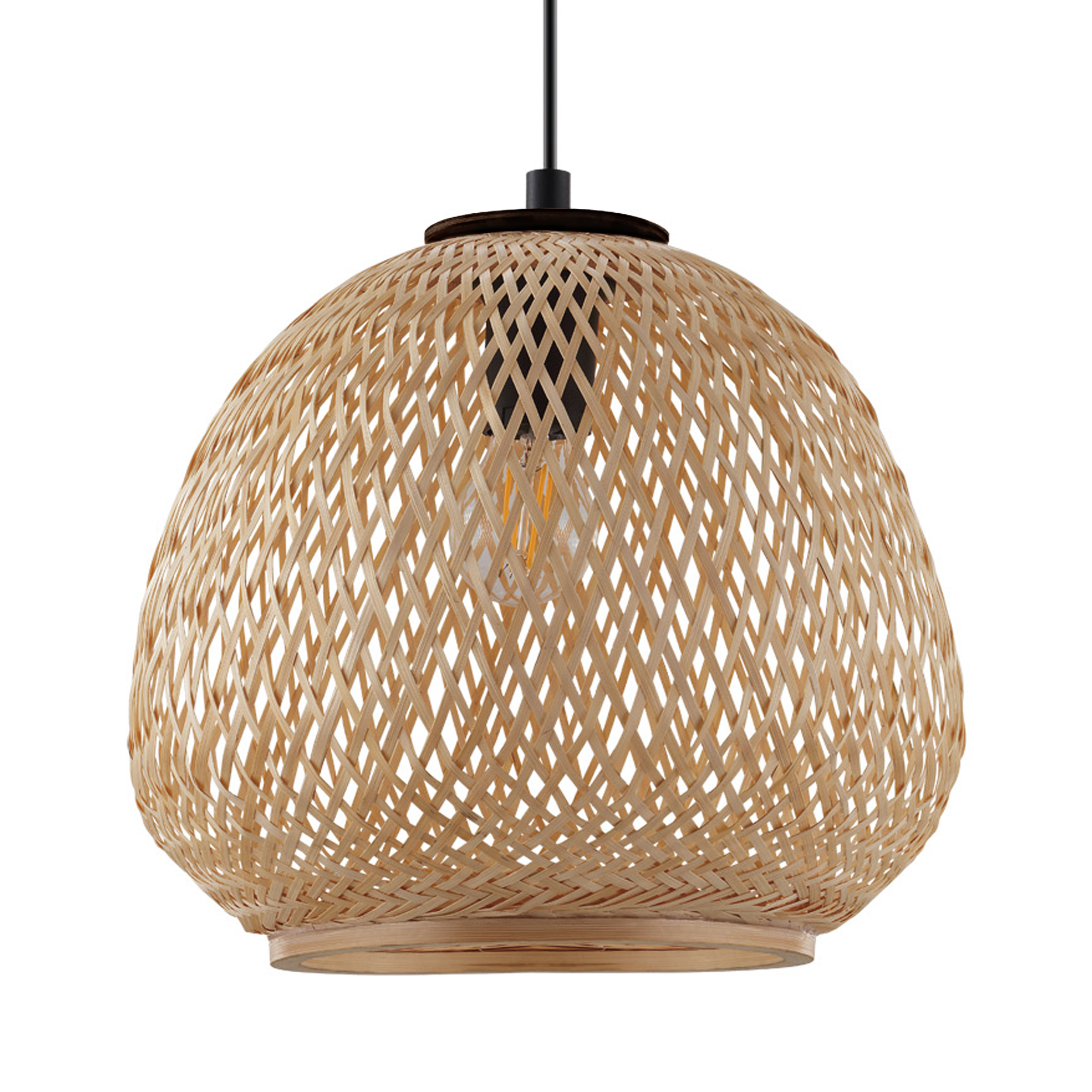 Una lampada a sospensione in bambù intrecciato pende su uno sfondo bianco. La lampada è a forma di goccia con una lampadina visibile.