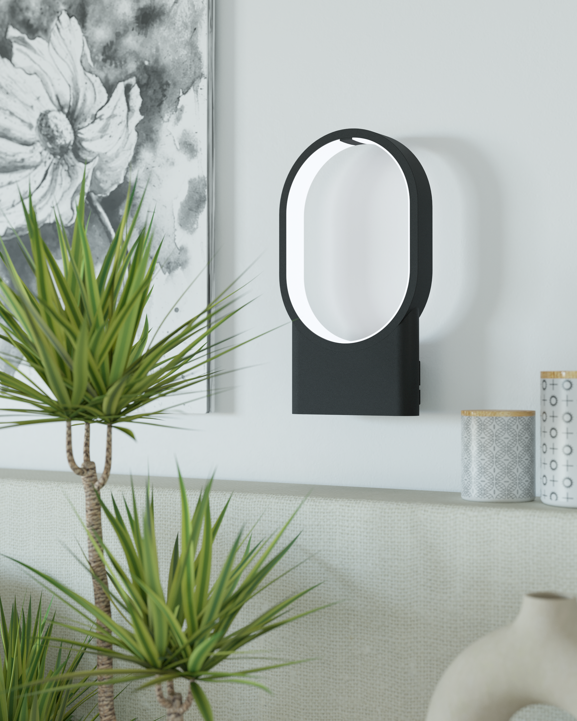 Eine moderne Wandleuchte mit ovalem Licht, Pflanzen und Dekoartikeln auf einem Regal vor grauer Wand.