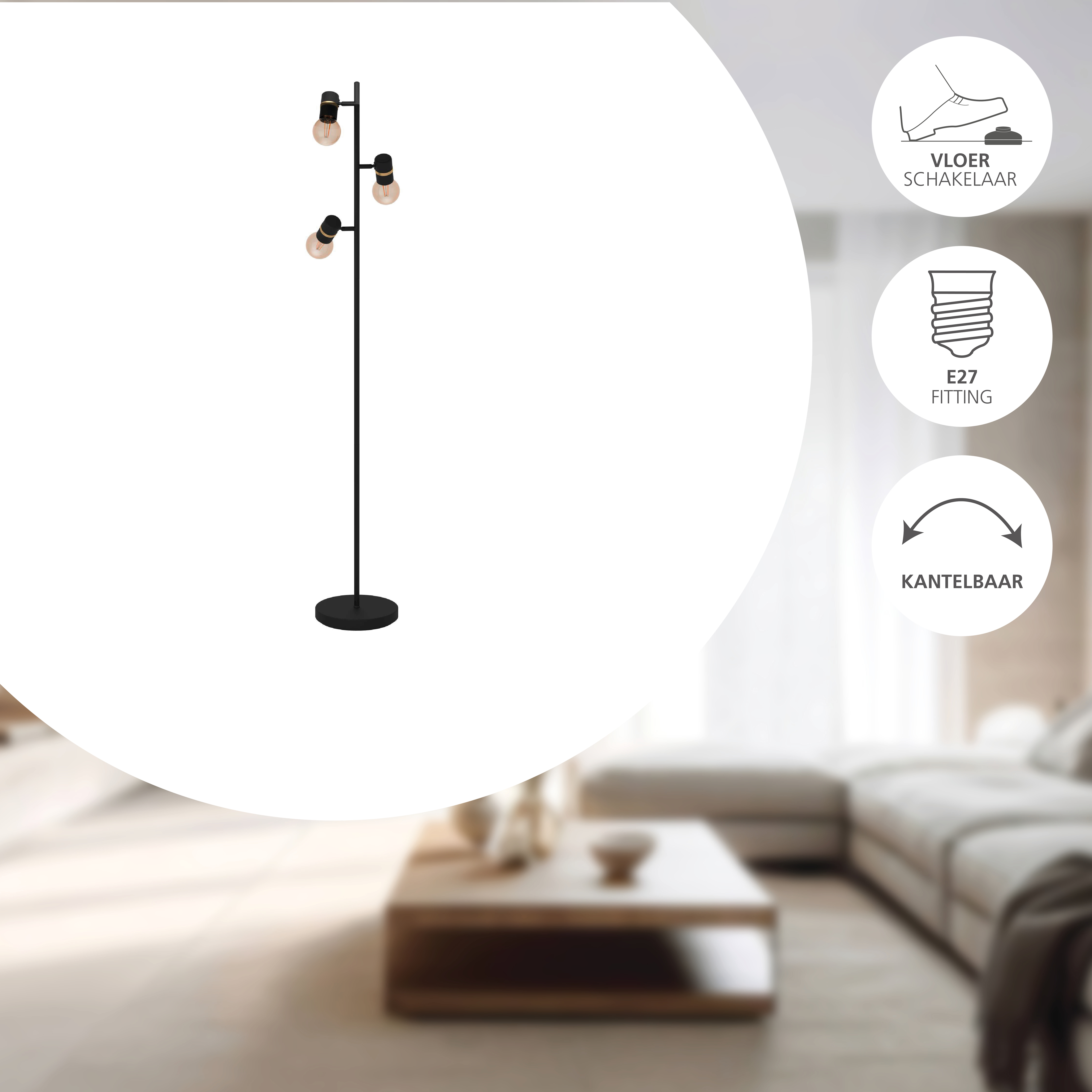 Eine schwarze Stehlampe mit drei Lichtern. Der Hintergrund zeigt ein Wohnzimmer mit Sofa und Couchtisch.