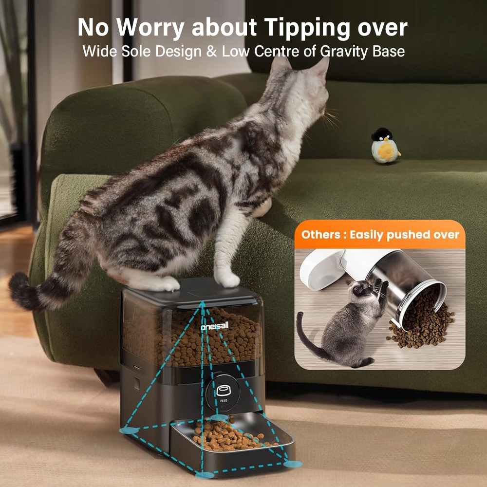Kot stoi na automatycznym karmniku dla zwierząt. Obraz porównuje go z karmnikiem, który można łatwo przewrócić. Karmnik ma szeroką podstawę.