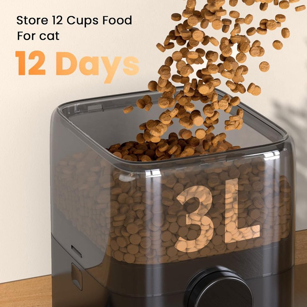 Przezroczysty pojemnik na karmę dla zwierząt z spadającymi krokietami. Pokazuje pojemność 3L, przeznaczony do przechowywania 12 filiżanek karmy dla kota na 12 dni.