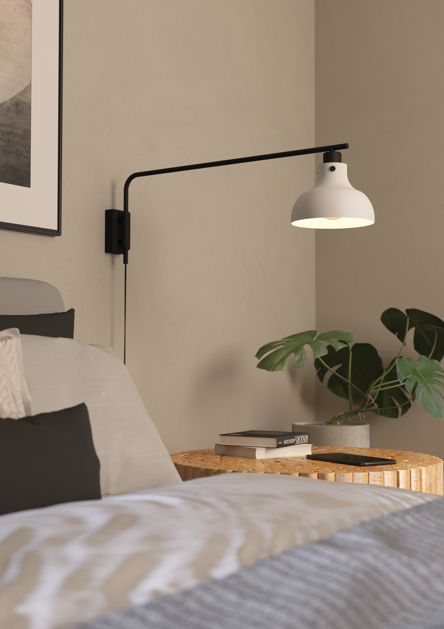 Schlafzimmer mit Bett, Lampe, Beistelltisch mit Büchern und einer Pflanze. Die Wand ist beige.