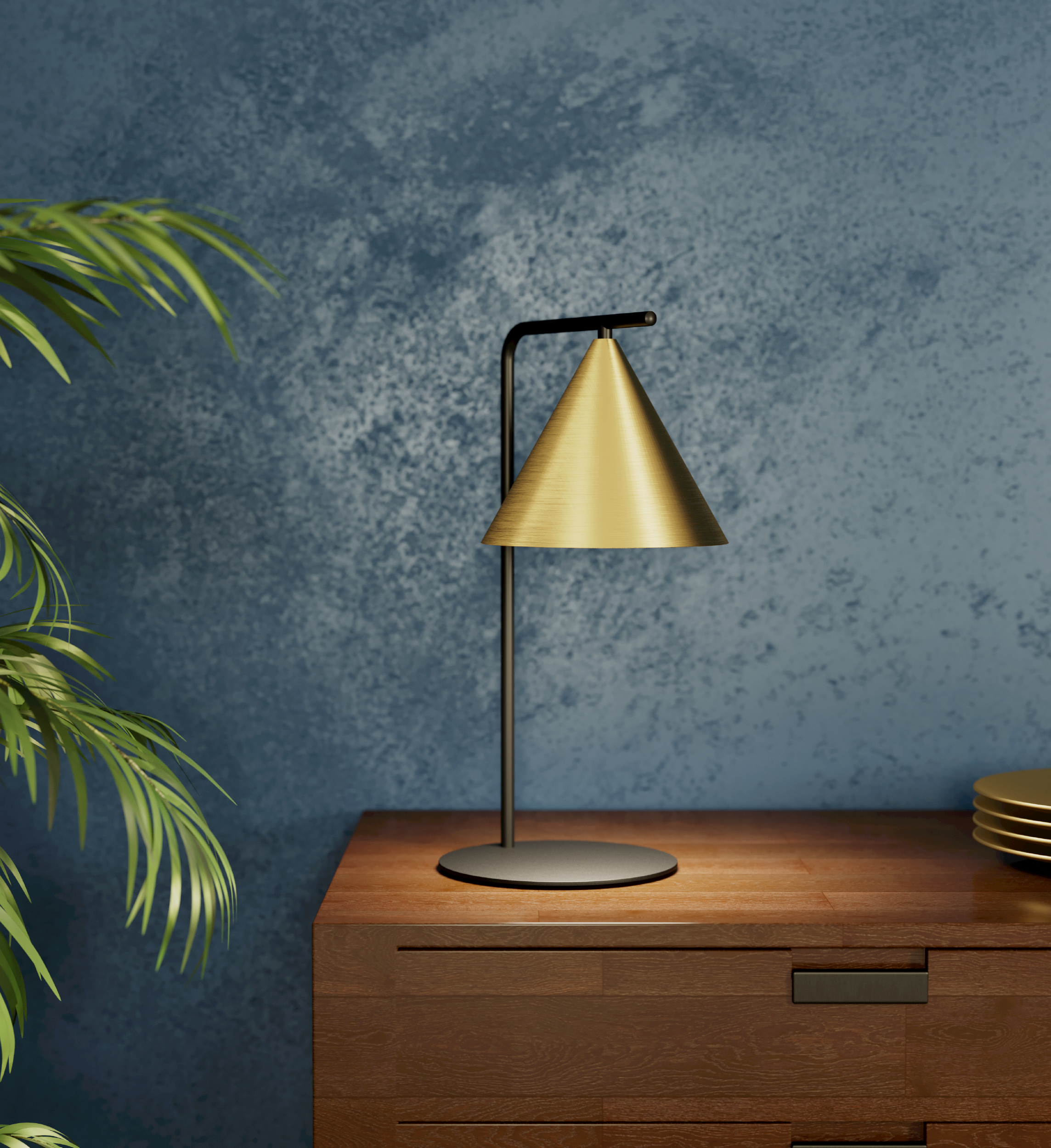 Eine Messinglampe mit konischem Schirm steht auf einer Holzoberfläche. Eine grüne Pflanze und blaue Wand im Hintergrund.
