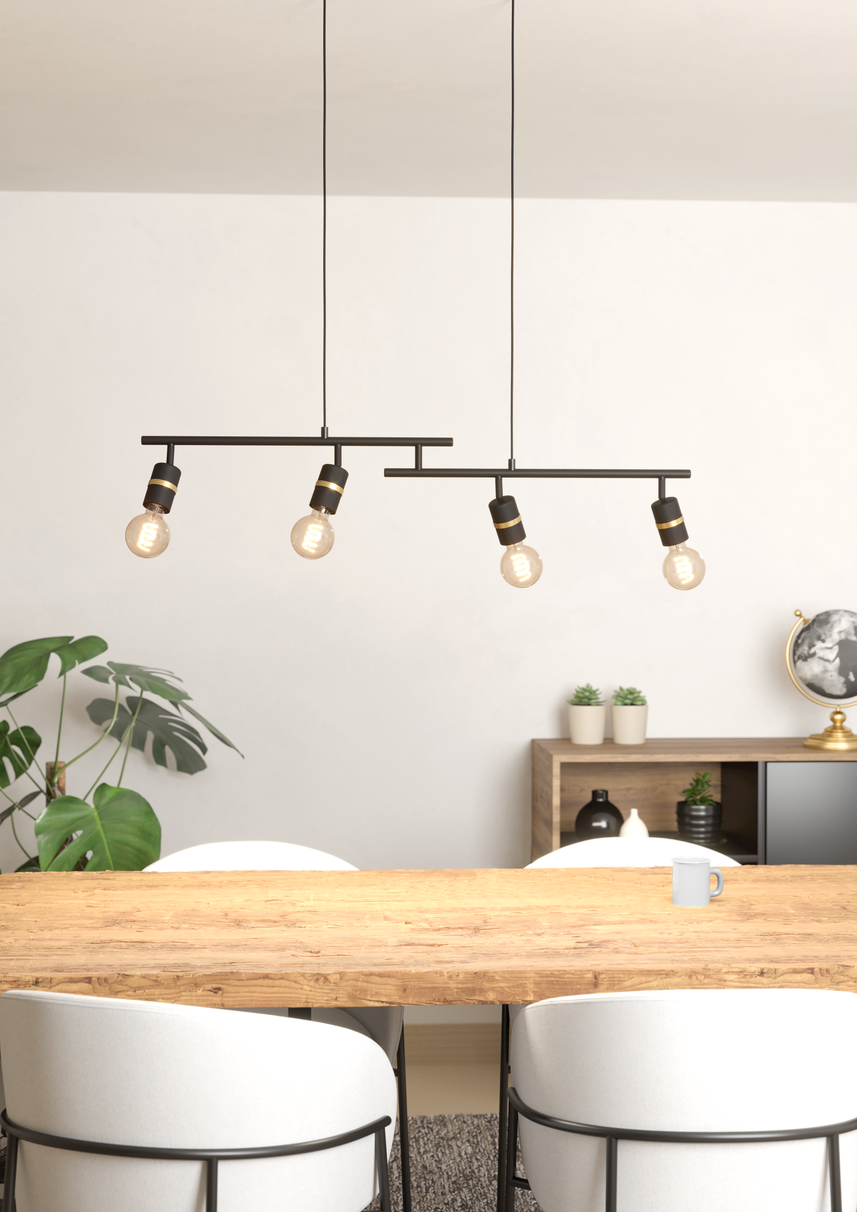 Esszimmer mit Holztisch, weißen Stühlen und schwarzer Deckenleuchte mit vier Glühbirnen.