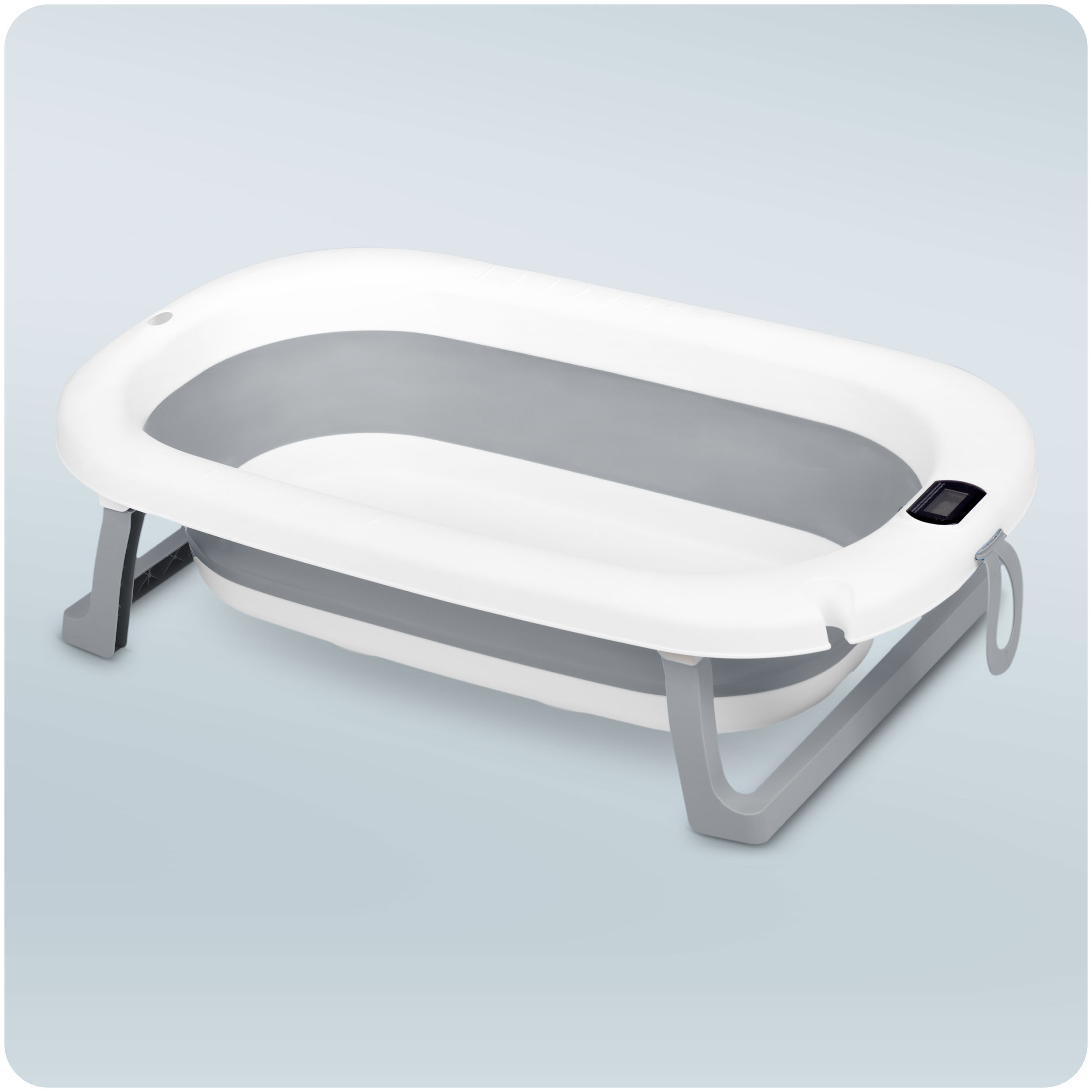 Składana wanienka dla dziecka, biało-szara, na jasnoniebieskim tle. Posiada wbudowany cyfrowy wyświetlacz temperatury.