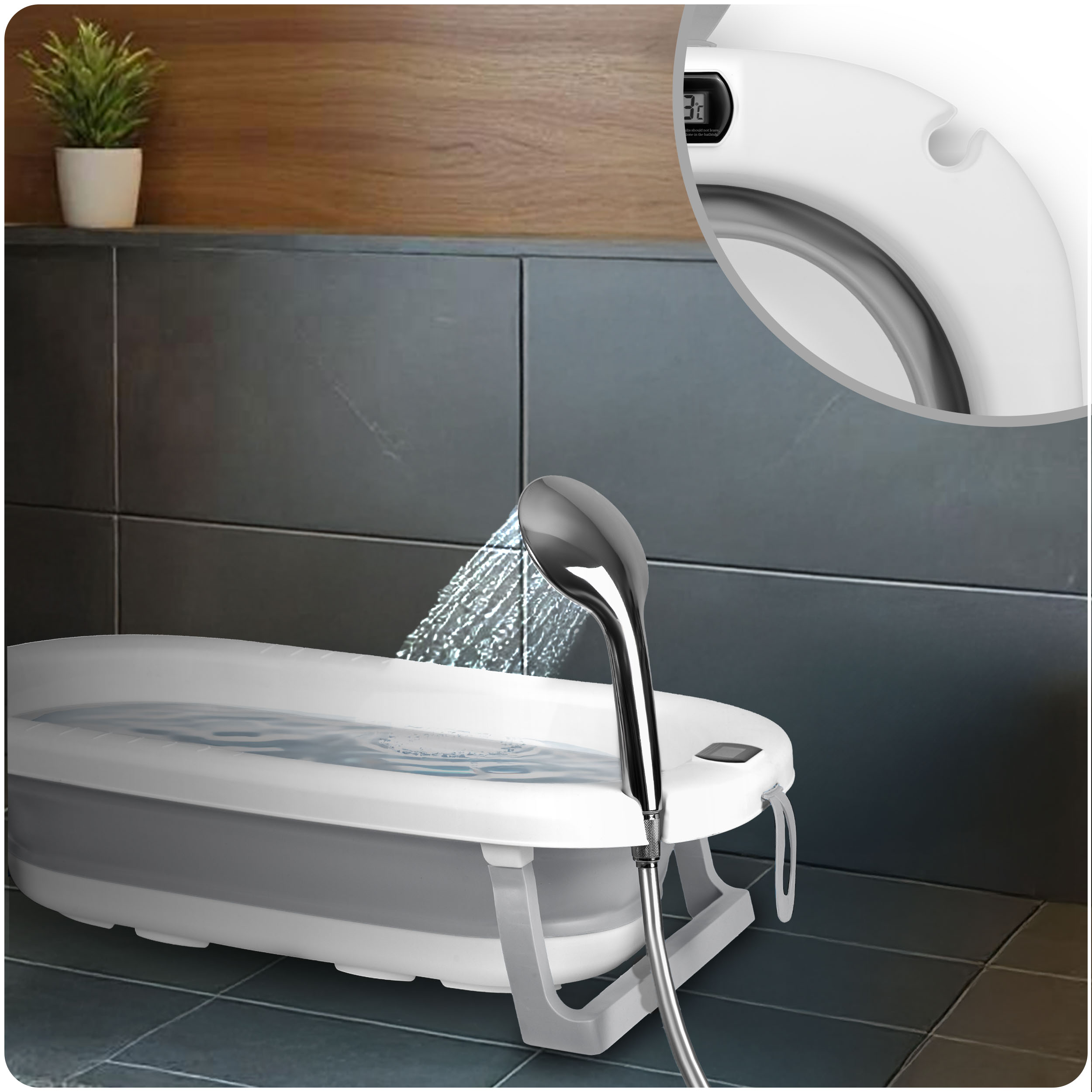 Wanienka dla dziecka z wodą napełnianą przez prysznic. Mała roślina stoi na półce. Temperatura wynosi 37 stopni.