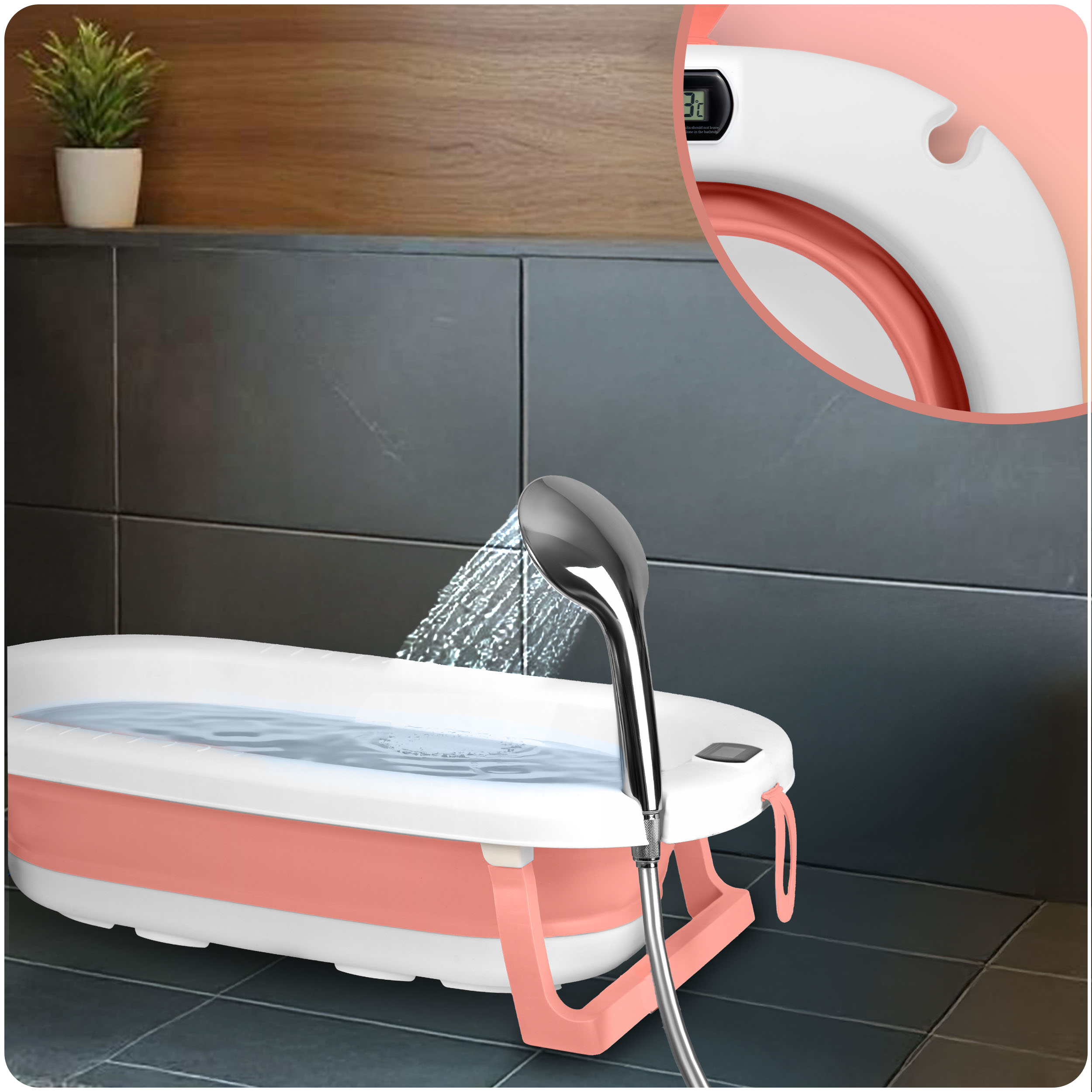 Różowo-biała wanienka dla dziecka z wodą i słuchawką prysznicową. Roślina stoi na półce za nią.