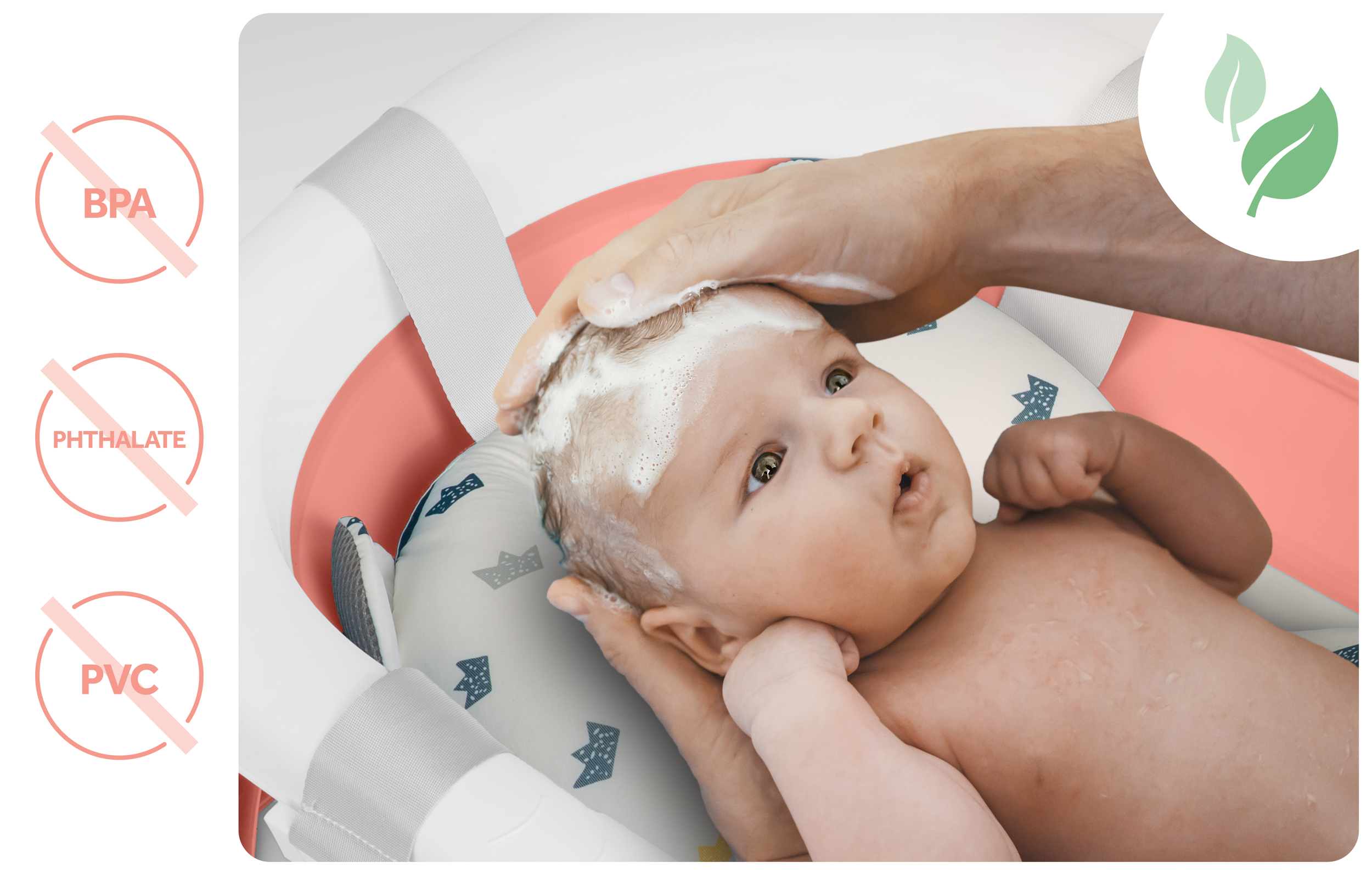 Dziecko jest kąpane. Ręka myje głowę dziecka mydłem. Dziecko jest w wannie. Tło jest białe.