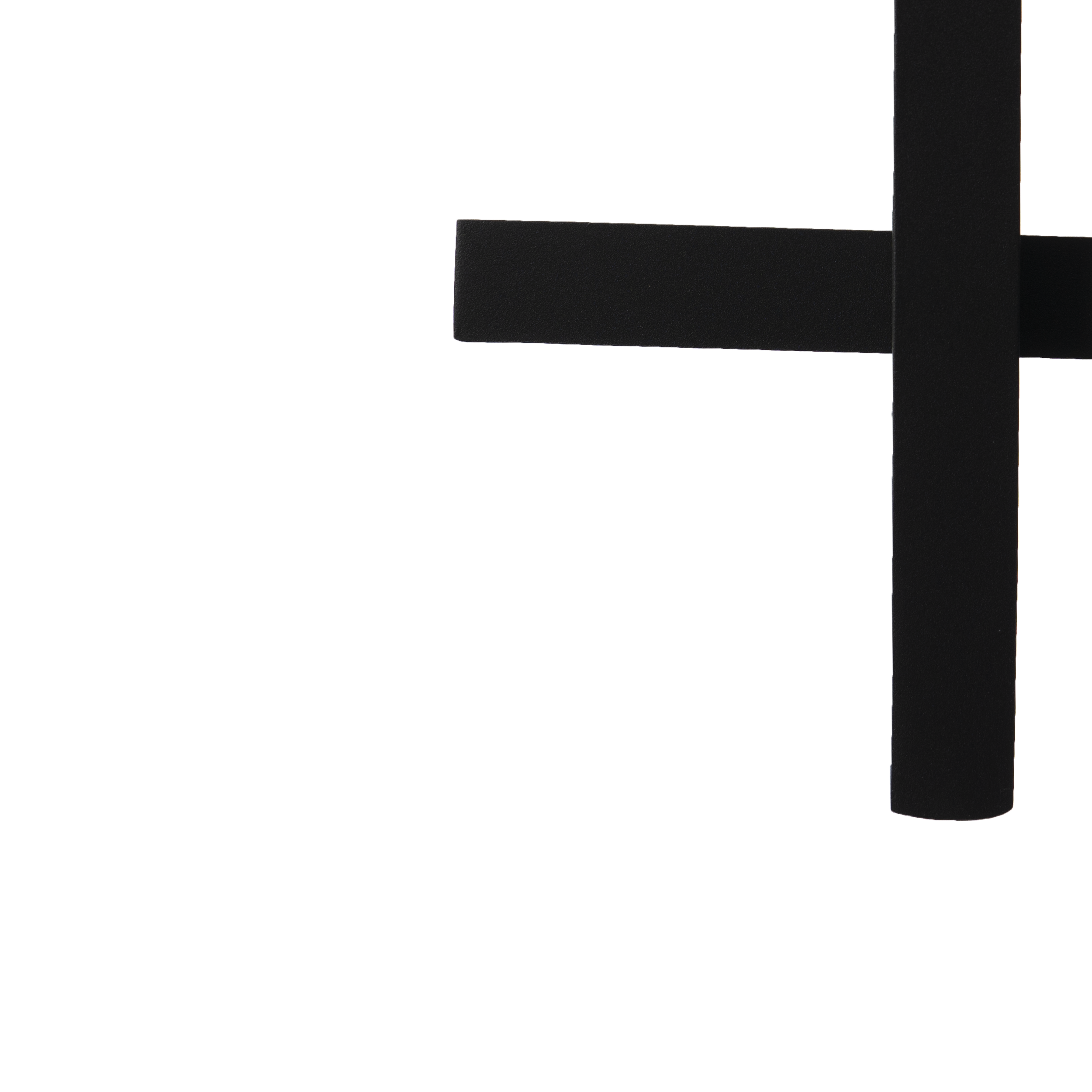 Ein schwarzes Kreuz vor weißem Hintergrund. Das Kreuz ist dick und massiv.