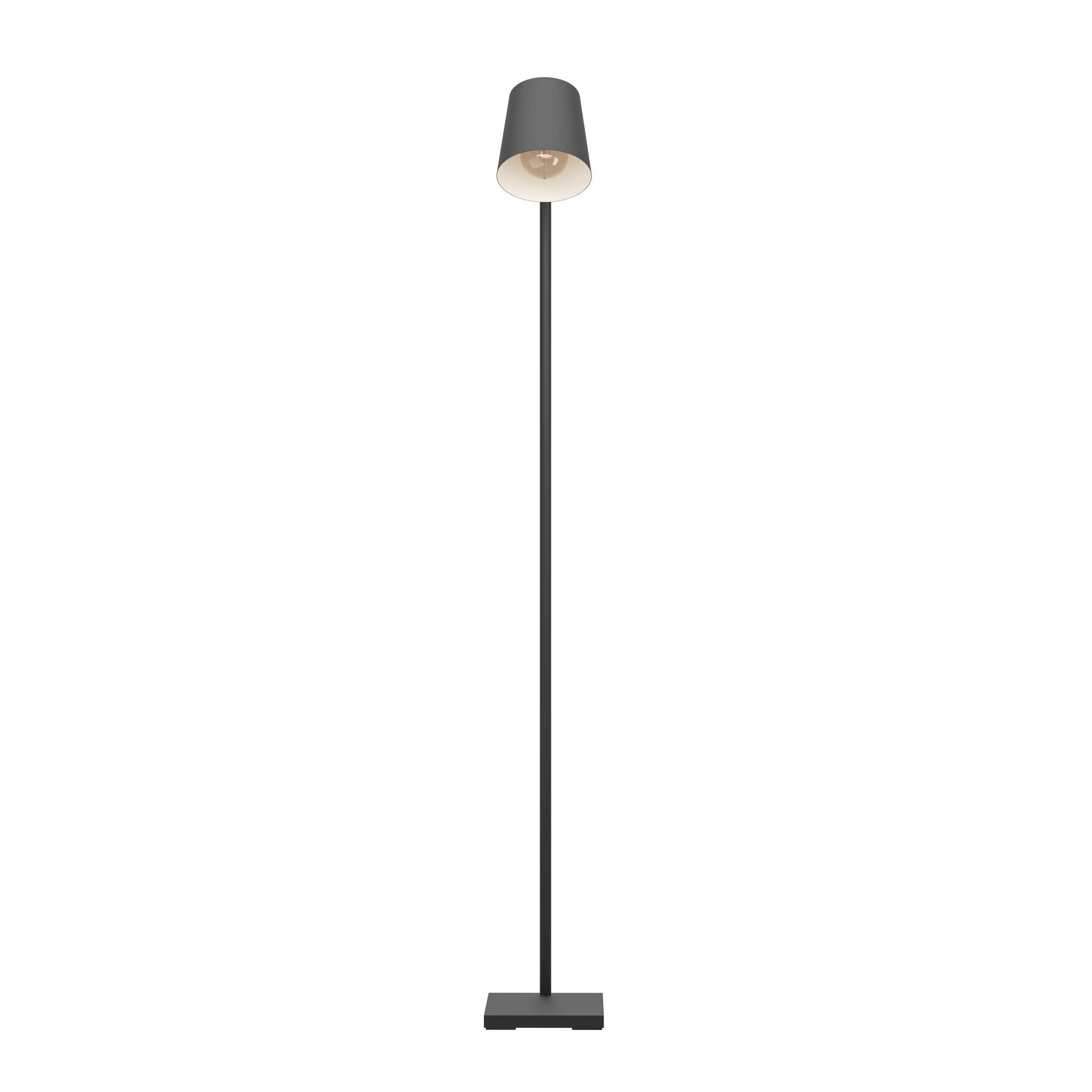 Eine schwarze Stehlampe steht vor weißem Hintergrund. Sie hat einen Lampenschirm, eine lange Stange und einen quadratischen Sockel.