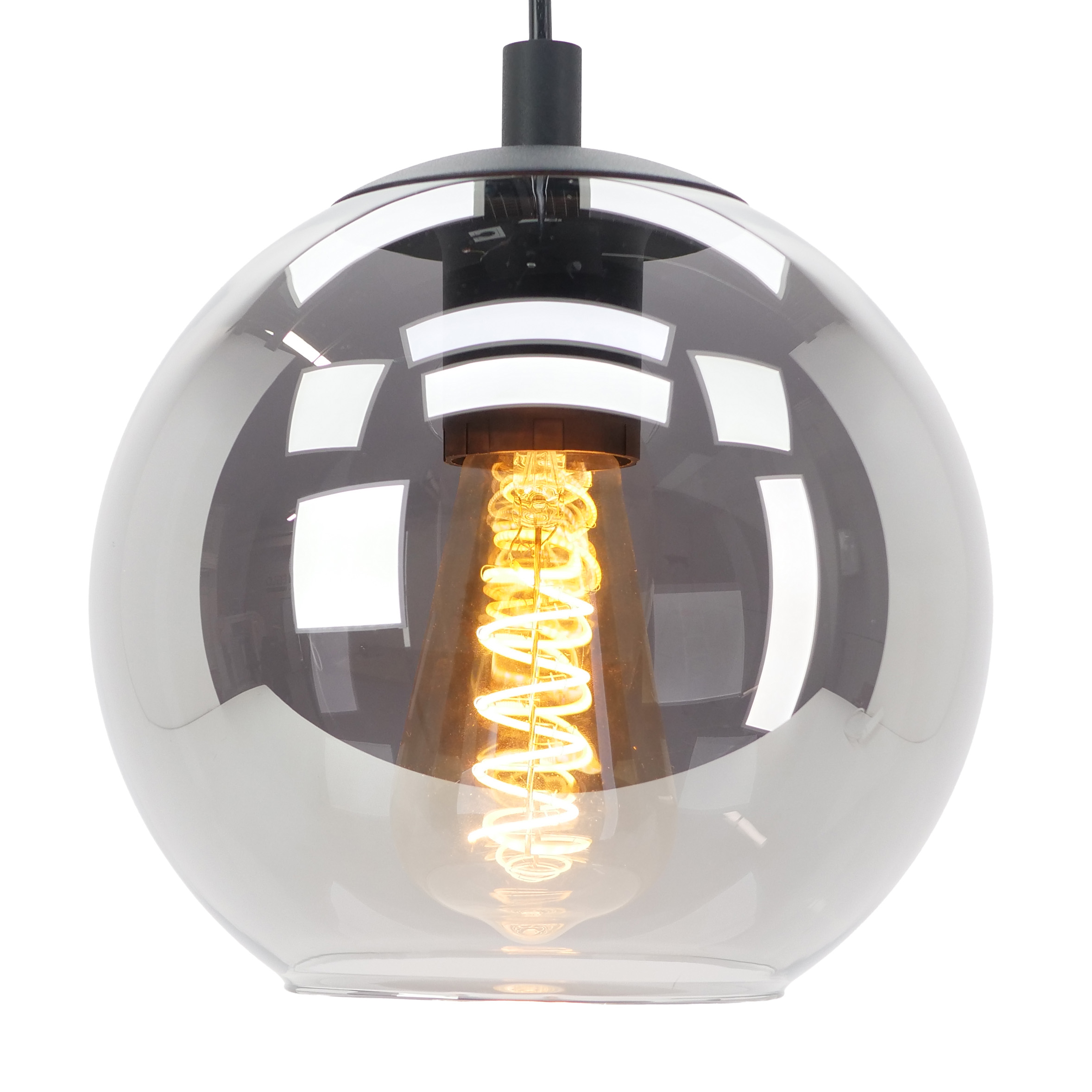 Una lampada a sospensione con paralume sferico trasparente. All'interno, una lampadina a filamento a spirale si illumina. Lo sfondo è bianco.