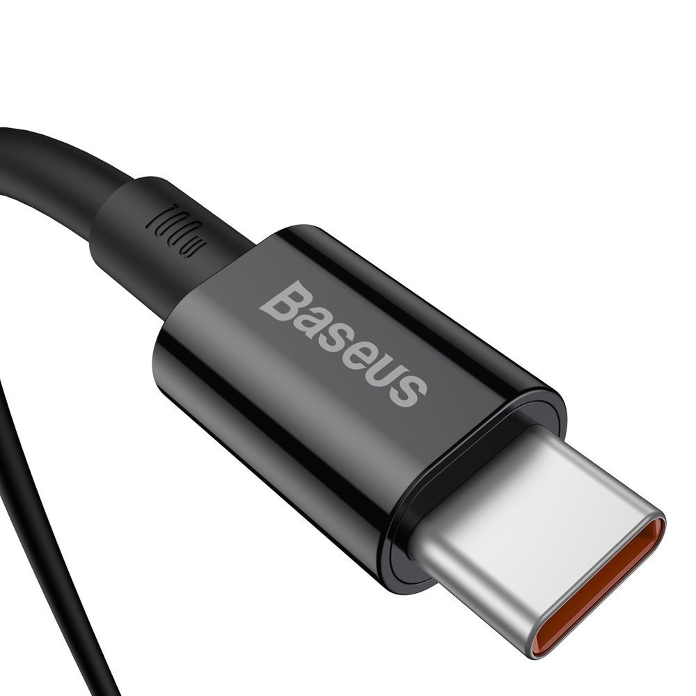 Czarny kabel USB-C Baseus. Złącze jest srebrne z pomarańczowym wnętrzem. Kabel jest czarny i zakrzywiony.