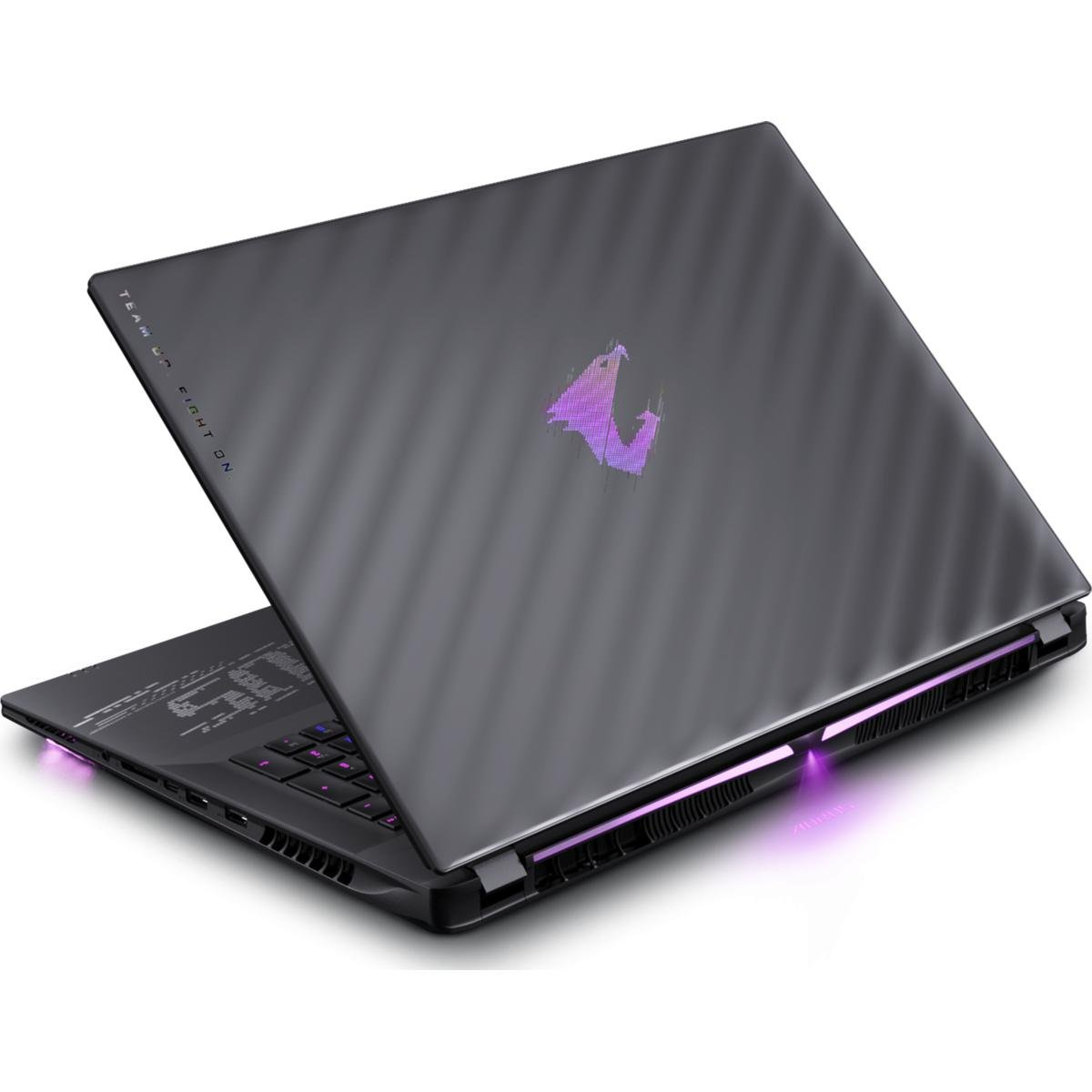 Ein dunkelgrauer Laptop ist leicht geöffnet. Die Rückseite hat ein lilafarbenes Logo und die Worte "Team Up Fight On". Die Tastatur leuchtet lila.