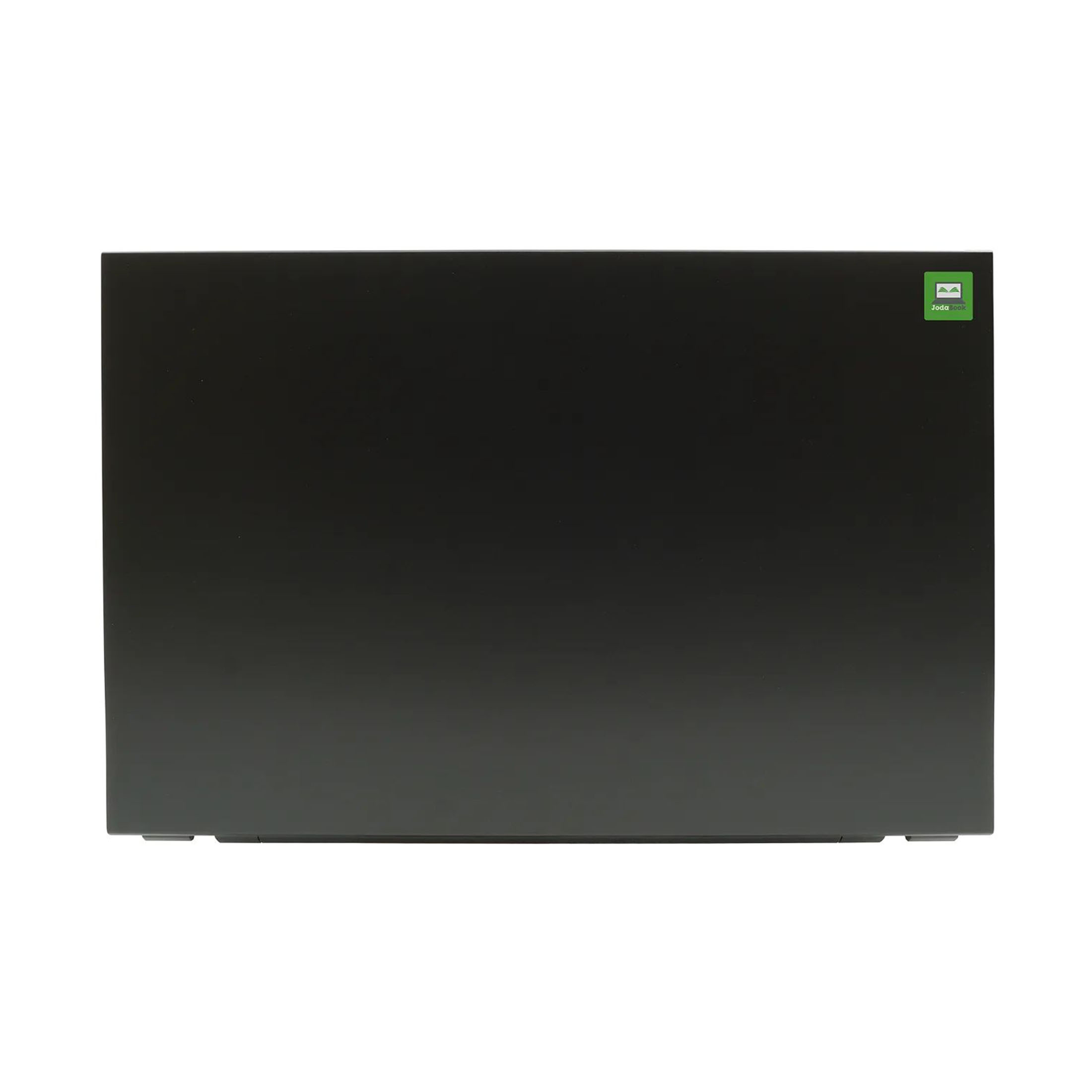 Ein schwarzer Laptop liegt auf weißem Hintergrund. Ein kleines grünes Etikett befindet sich oben rechts.