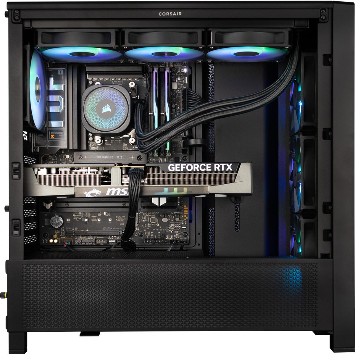Computergehäuse mit Komponenten. Lüfter leuchten. Grafikkarte ist sichtbar. Marke Corsair oben. Schwarz und grau.