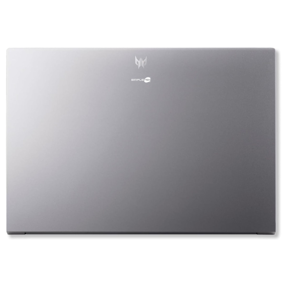 Un laptop argentato chiuso su sfondo bianco. Il logo Acer Predator è in alto, e SimpleTech sotto.
