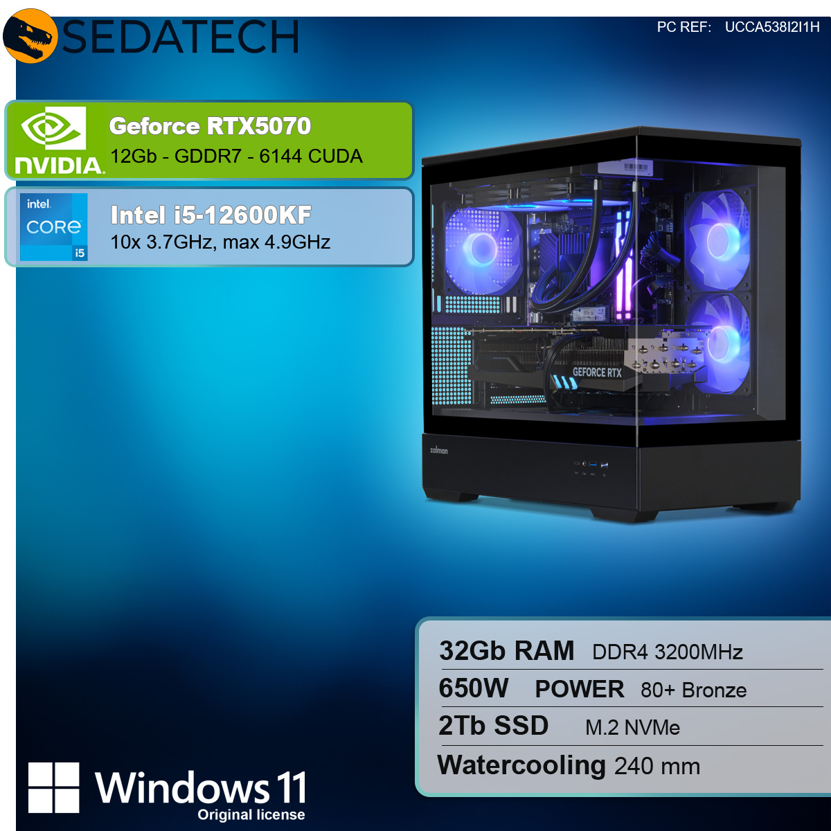 È visualizzato un case per PC con componenti. I pannelli informativi mostrano le specifiche: RTX 5070, Intel i5, 32 GB RAM, alimentatore da 650 W, SSD da 2 TB e raffreddamento a liquido.