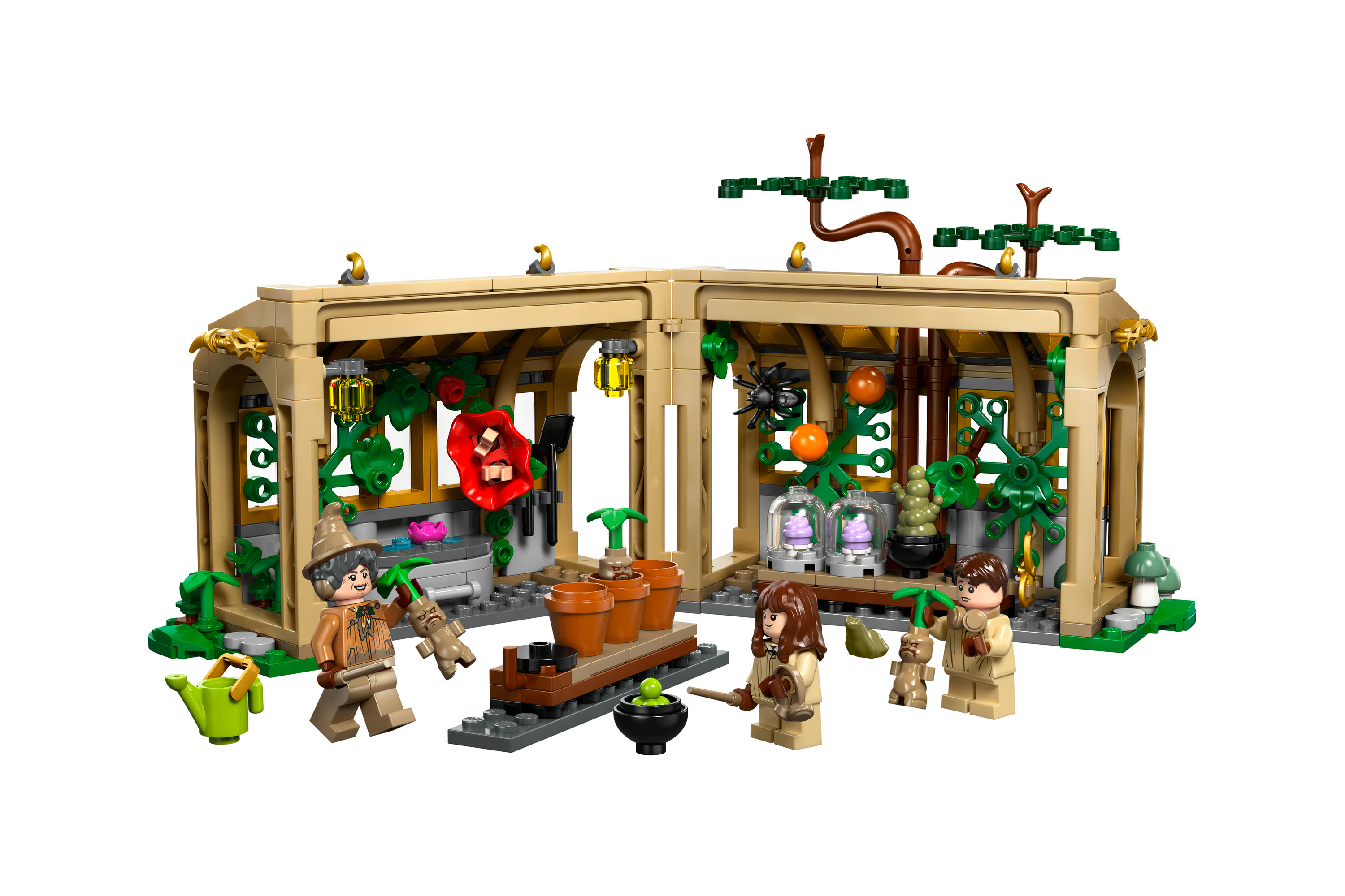 Set de Lego con un invernadero, mini figuras y plantas. La escena incluye el exterior e interior de la estructura.