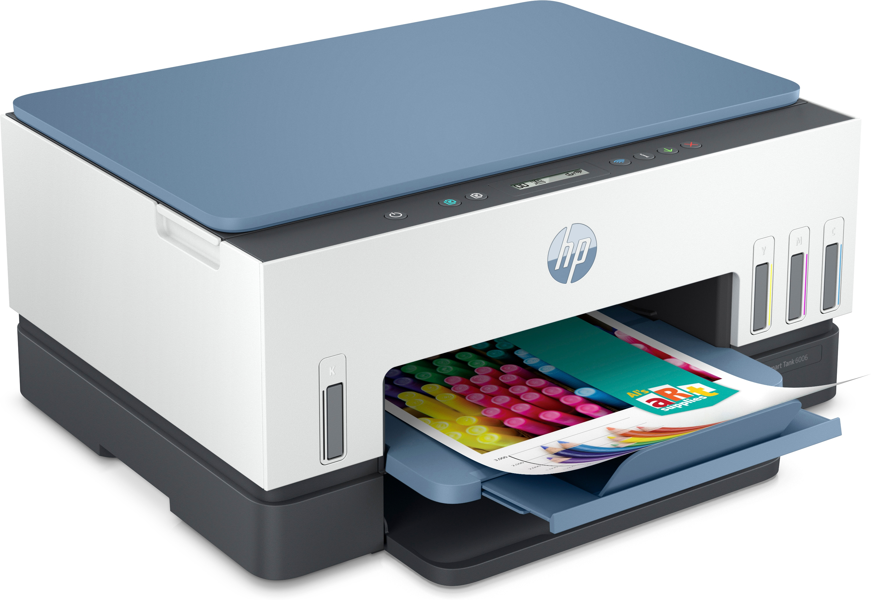 HP Smart Tank 5006G Drucker. Vorderansicht, blauer Deckel, weißes Gehäuse. Papierfach mit farbigem Druck.