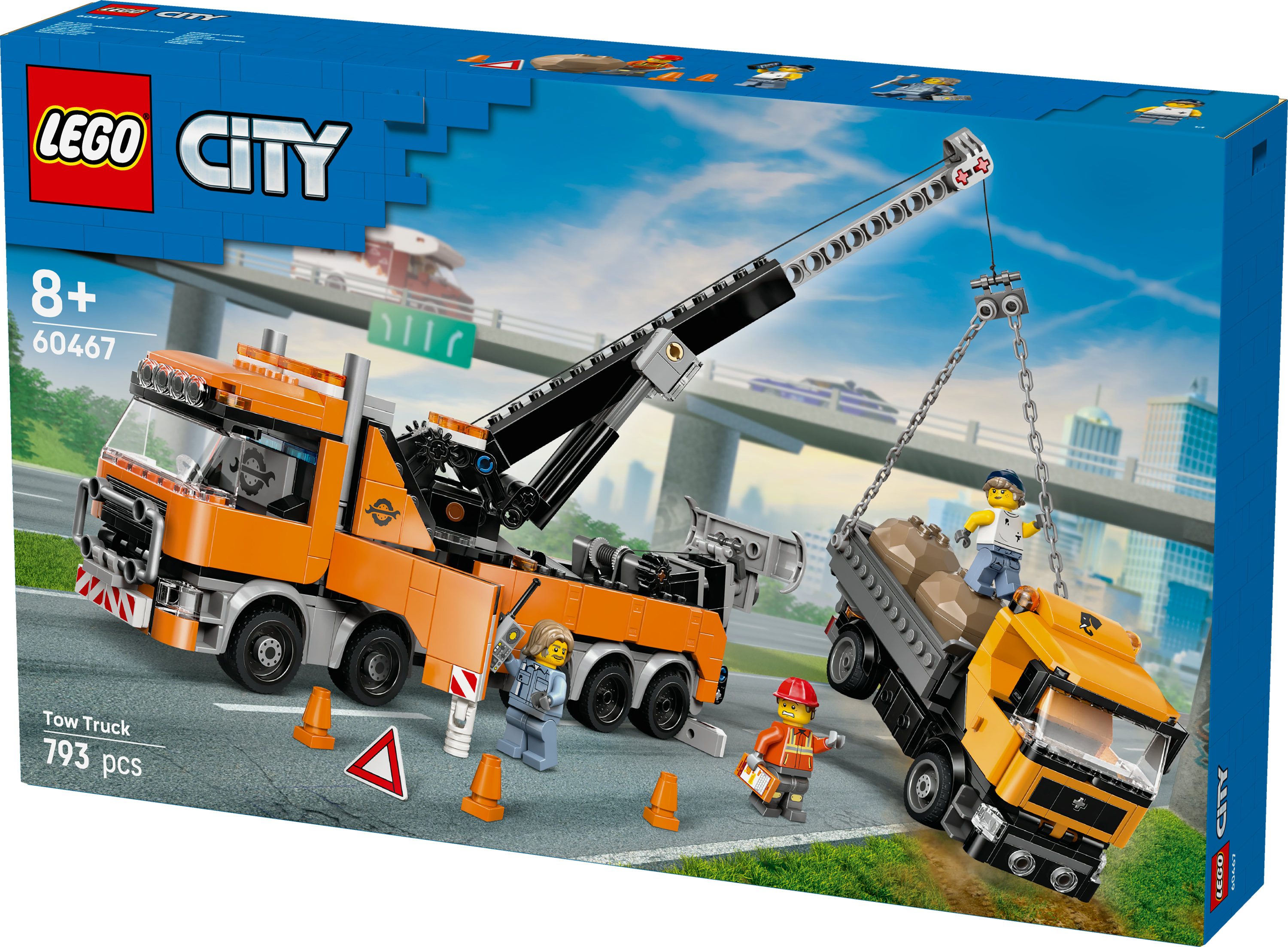 Zestaw lawety LEGO przedstawia dźwig podnoszący ciężarówkę. Minifigurki i most autostradowy w tle. Pomarańczowy kolor.