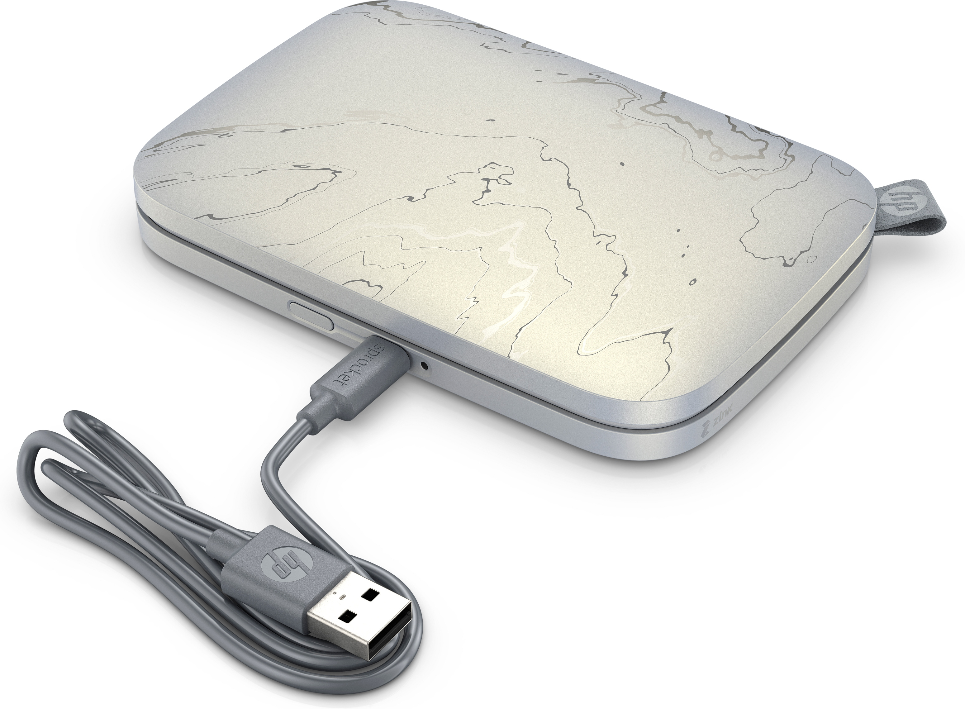 Biała drukarka z marmurowym wzorem jest podłączona szarym kablem USB. Drukarka stoi na białej powierzchni.