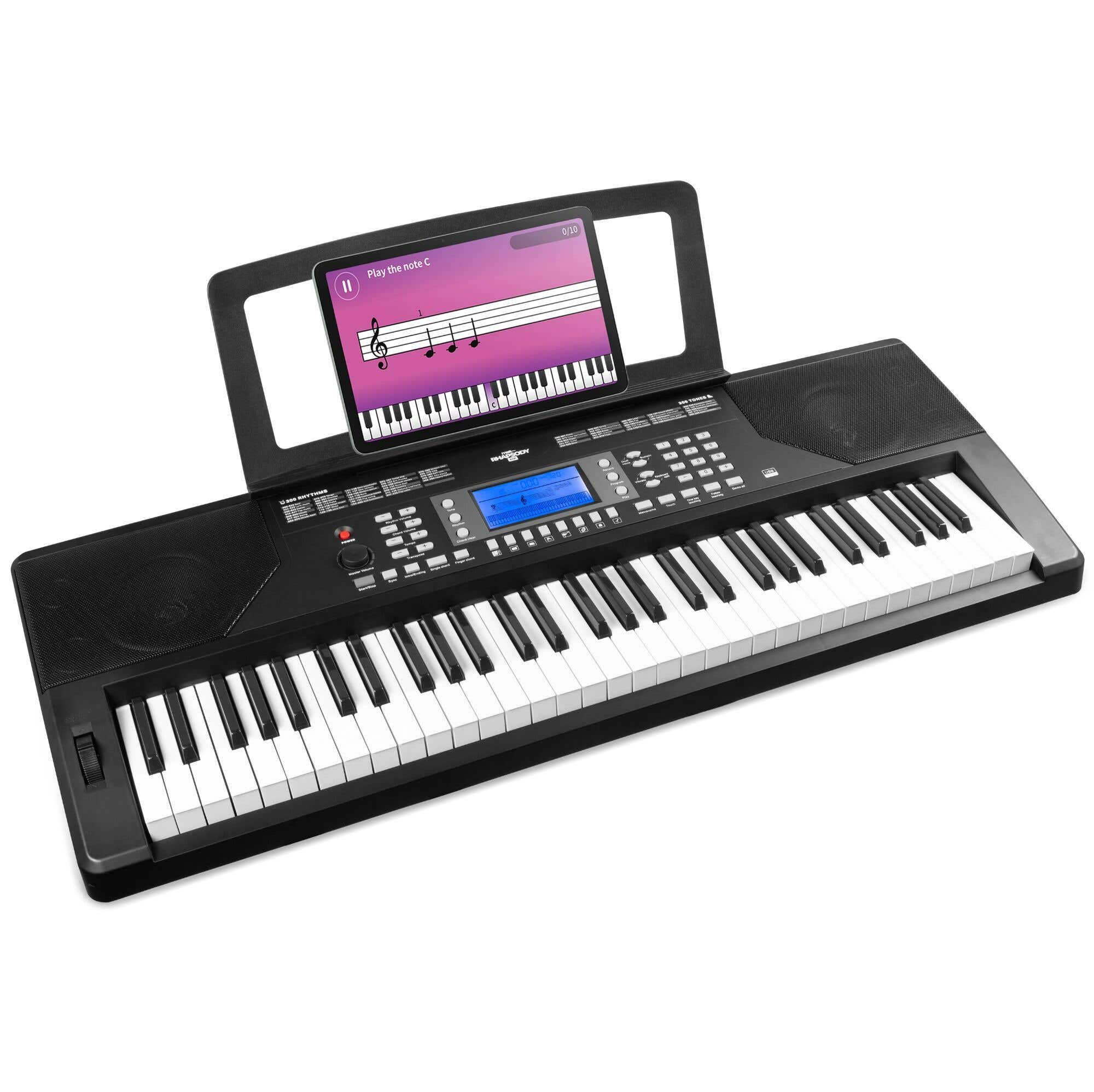 Een zwart toetsenbord met witte toetsen, een tablet met bladmuziek en aan weerszijden een luidspreker.