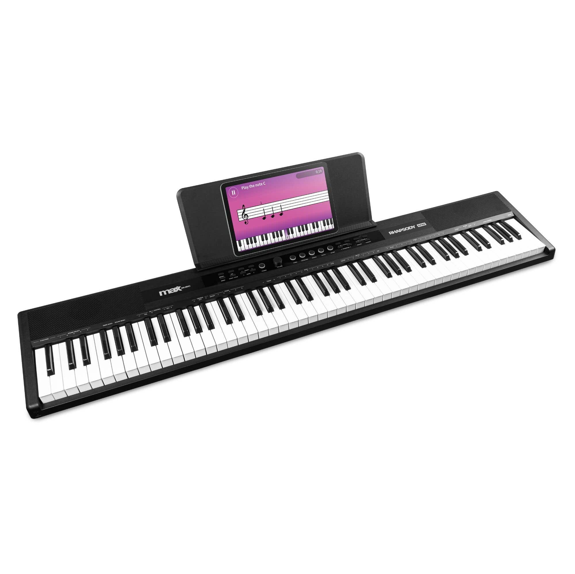 Zwart digitale piano met witte toetsen en een tablet met muzieknoten op de standaard.