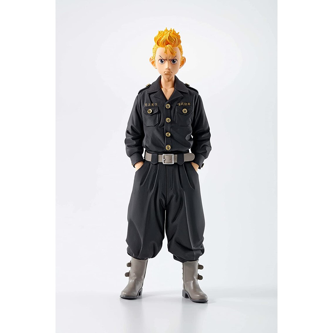 Figura di un uomo in uniforme nera con capelli gialli ed espressione seria.