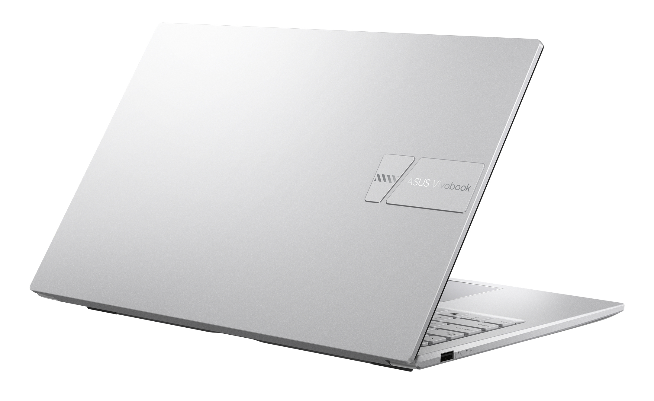 Srebrny laptop ASUS Vivobook, widok z tyłu. Logo jest widoczne. Laptop jest lekko otwarty.