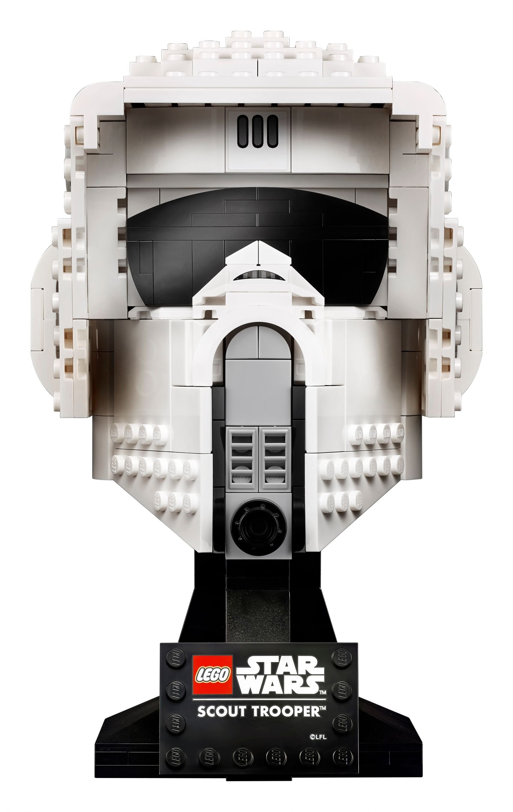 Hełm Lego Star Wars Scout Trooper, widok z przodu, na czarnym stojaku. Głównie biały z czarnymi detalami.