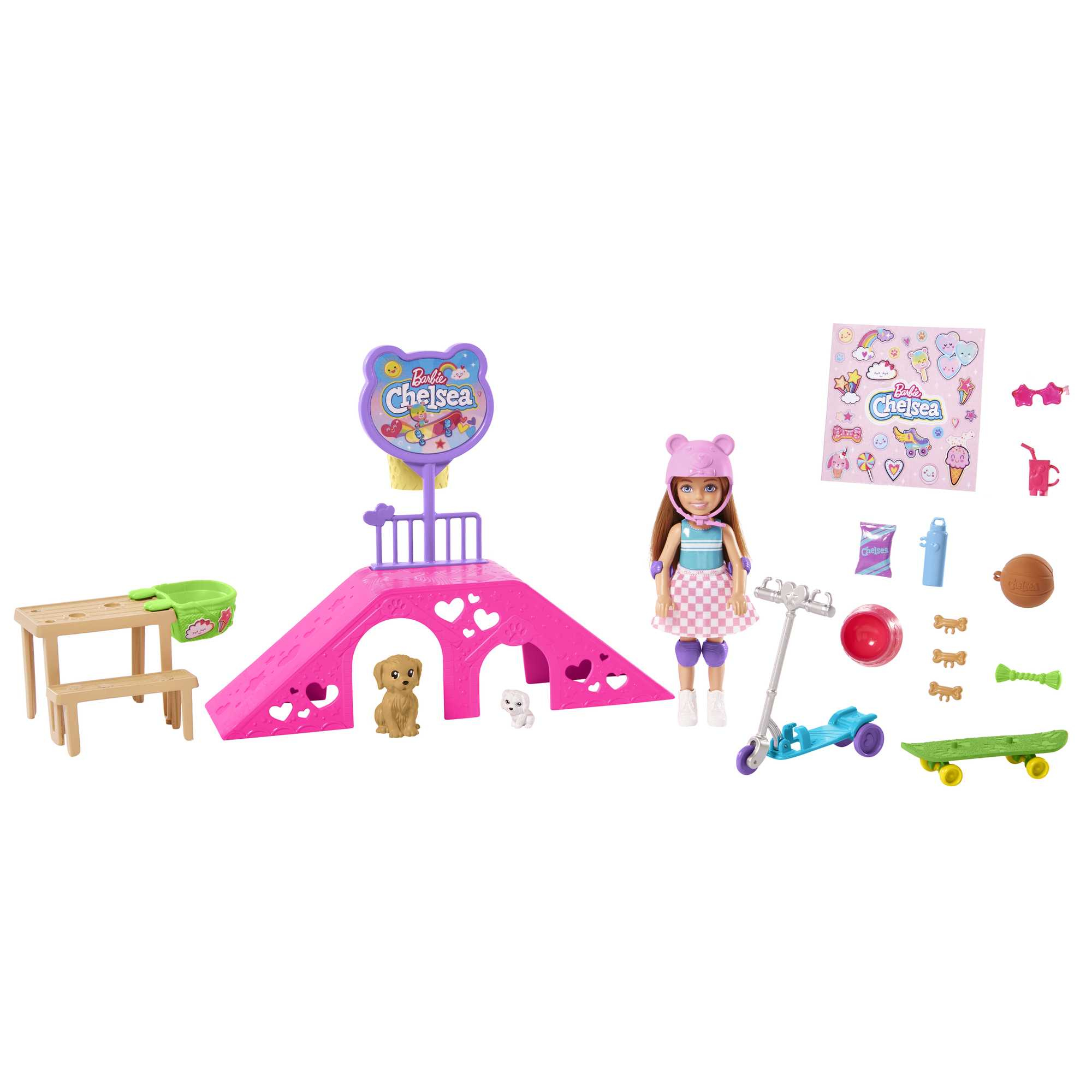 Verschiedene Barbie Chelsea-Spielzeuge, darunter eine Puppe, ein Basketballset, ein Roller und ein Hund.