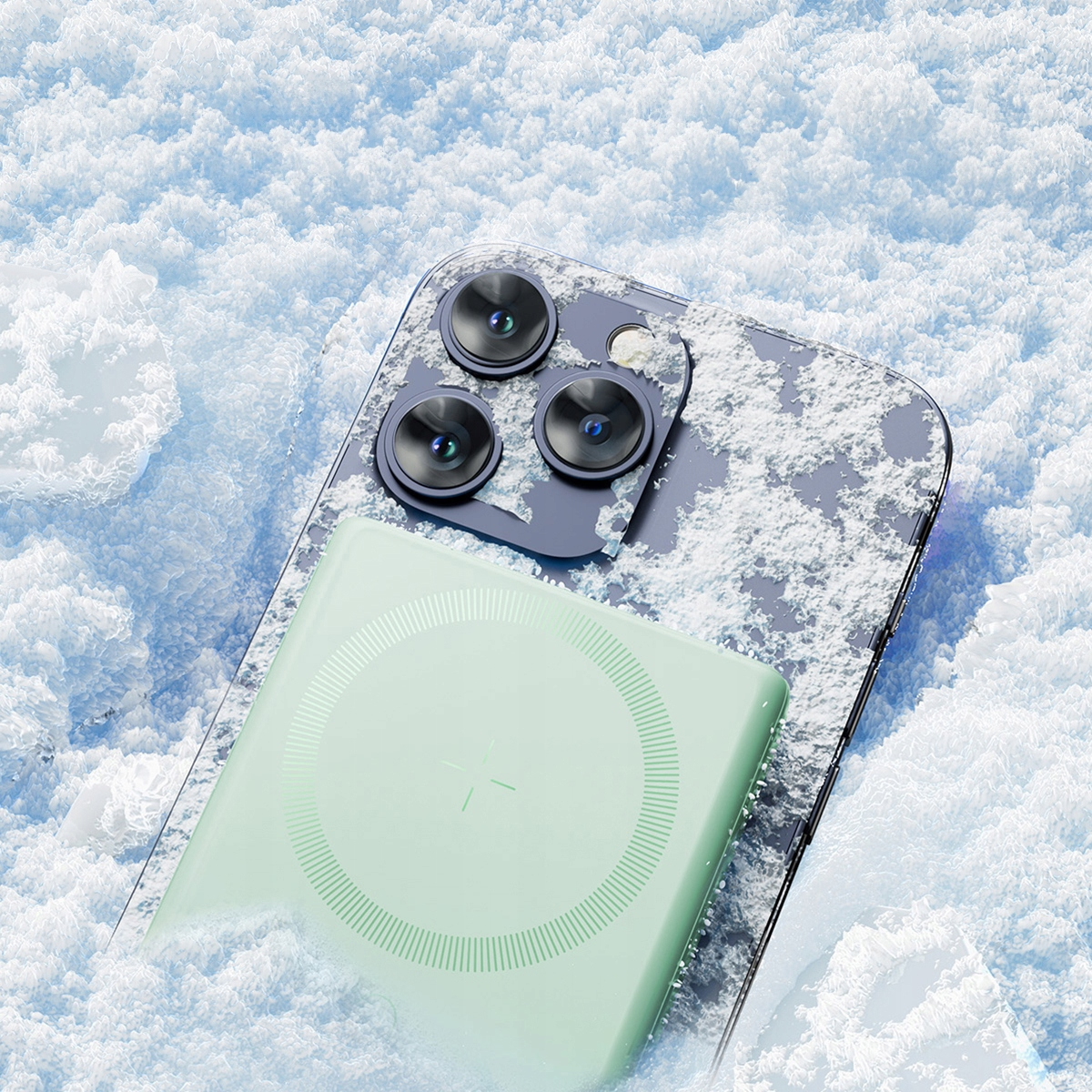 Das Bild zeigt eine mintgrüne Powerbank auf einem Telefon in einer schneebedeckten Umgebung. Das Telefon hat Dreifachkameras.