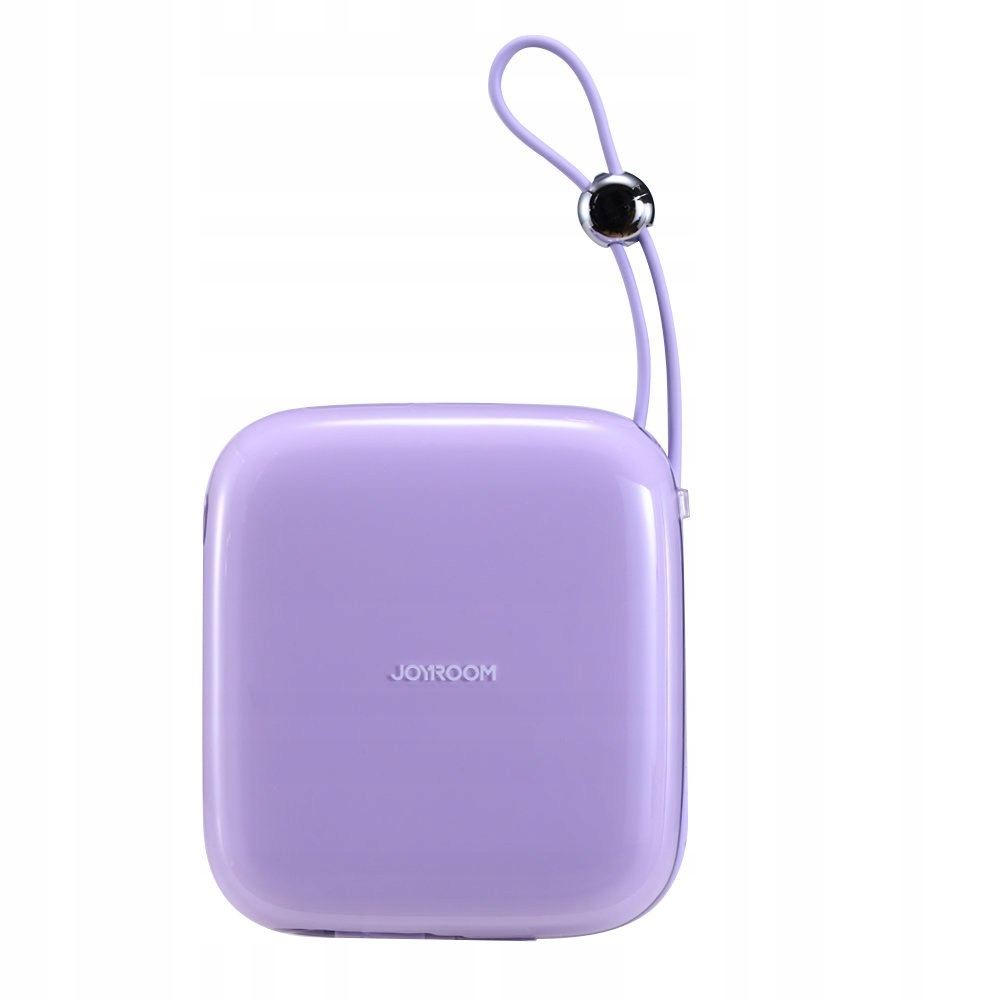 Eine lila quadratische Powerbank mit Schlaufe und schwarzer Perle. Der Markenname JOYROOM ist aufgedruckt.