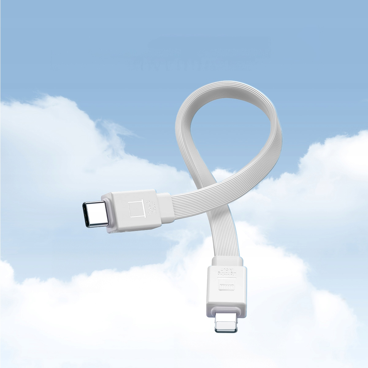 Biały kabel do ładowania z złączem Type-C na jednym końcu i złączem Lightning na drugim. Tło to błękitne niebo.