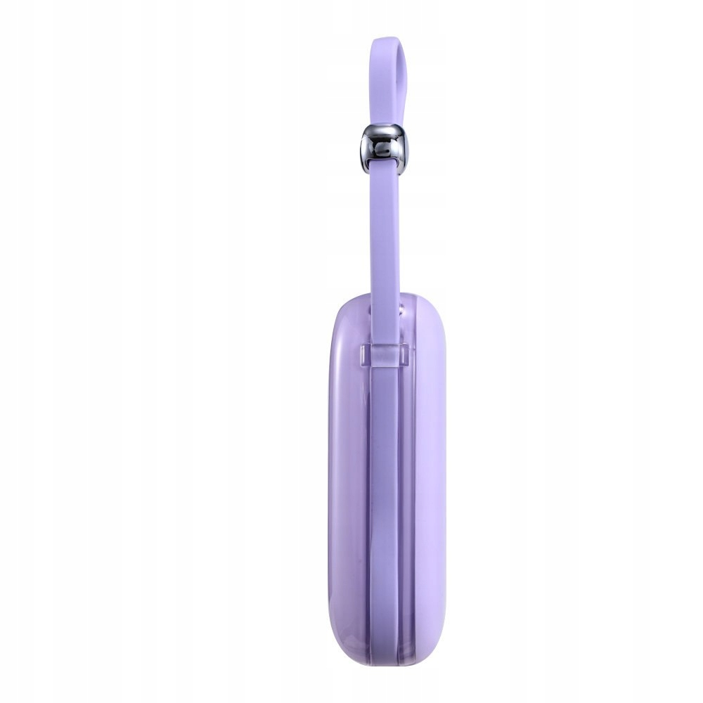 Eine lila Powerbank, Seitenansicht, mit einer Schlaufe. Weißer Hintergrund.