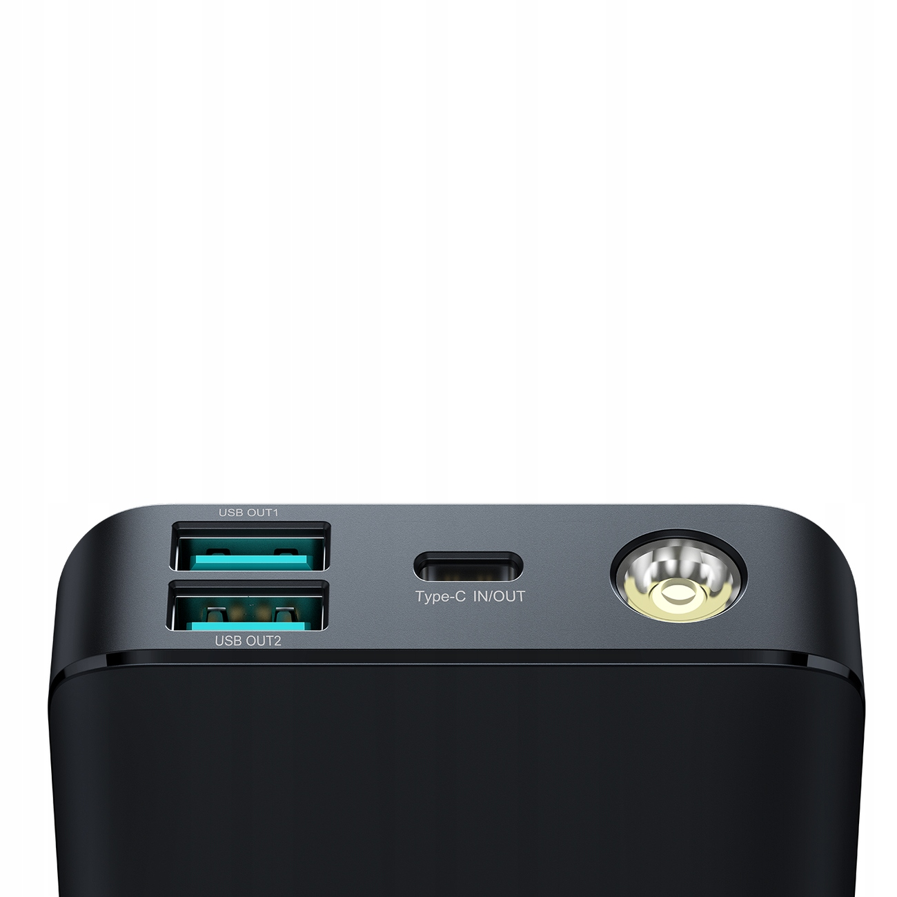 Czarny power bank z portami USB i Type-C. Z prawej strony latarka.