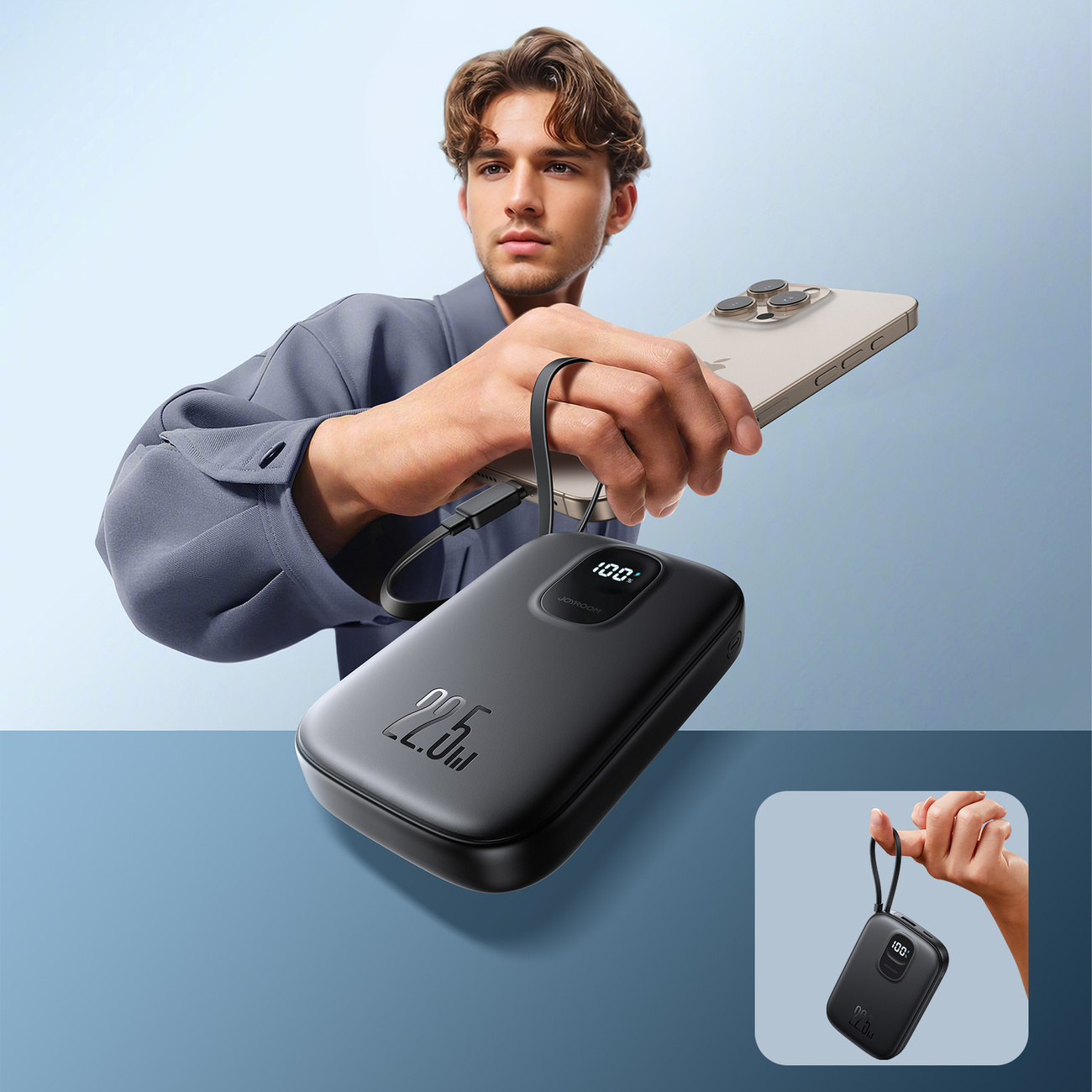 Mężczyzna trzymający telefon z power bankiem. Mały obrazek pokazuje dłoń trzymającą ten sam power bank.