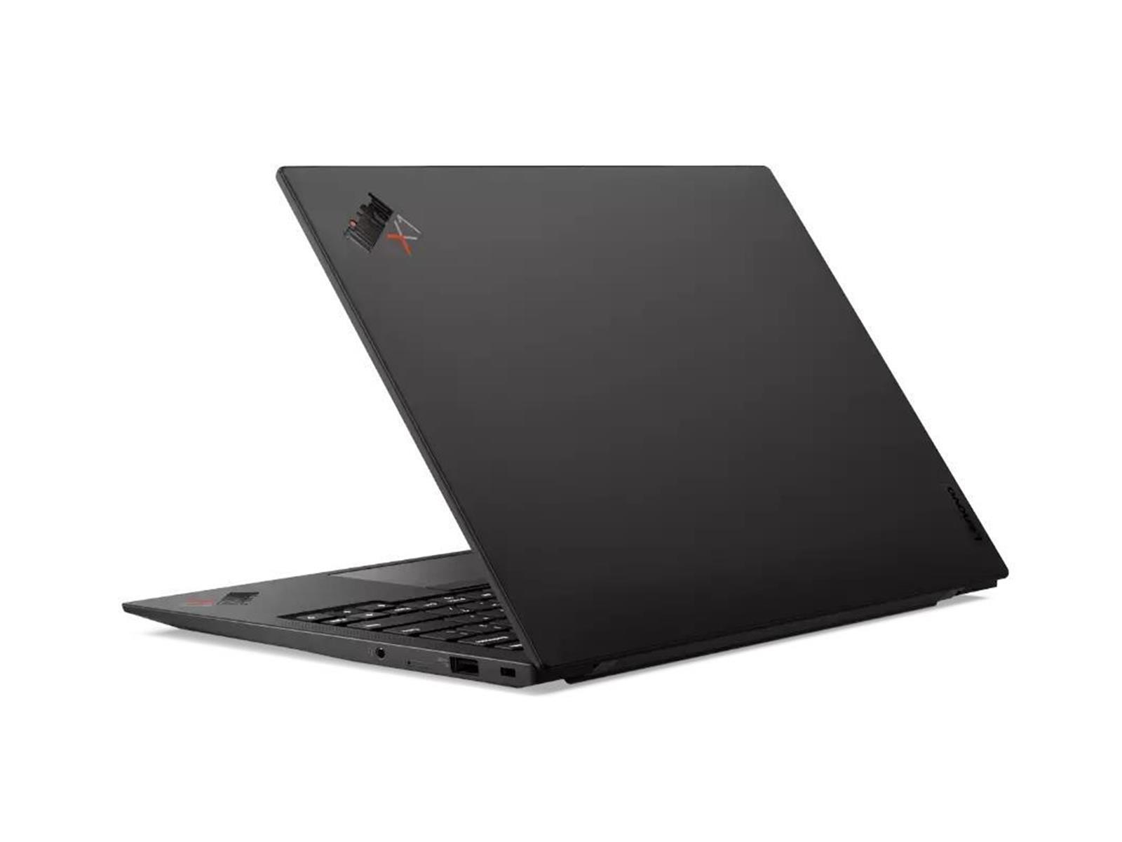 Ein schwarzer Laptop wird von hinten gezeigt, leicht geöffnet, wobei die Tastatur und die Anschlüsse sichtbar sind.