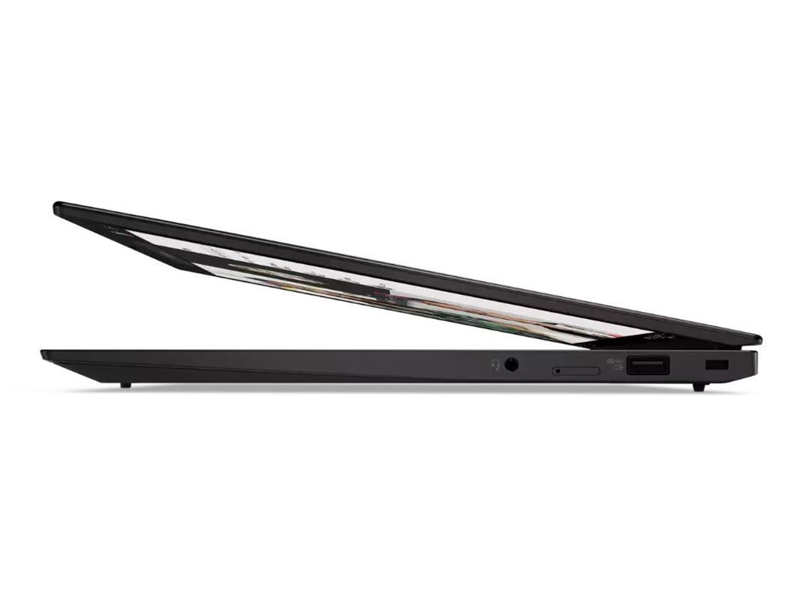 Ein dünner, schwarzer Laptop wird von der Seite gezeigt, wobei sein schlankes Profil und die verfügbaren Anschlüsse zu sehen sind.