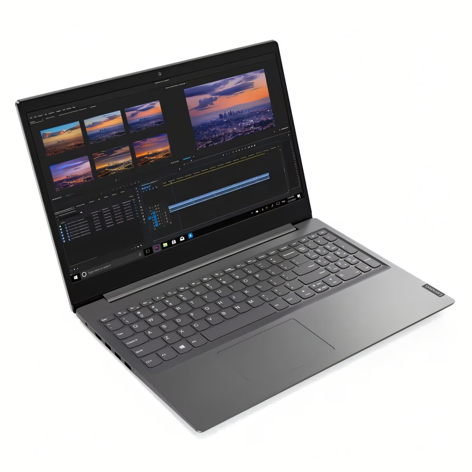 Un portátil Lenovo gris muestra un software de edición de video con una línea de tiempo y paisajes urbanos en ventanas de vista previa.